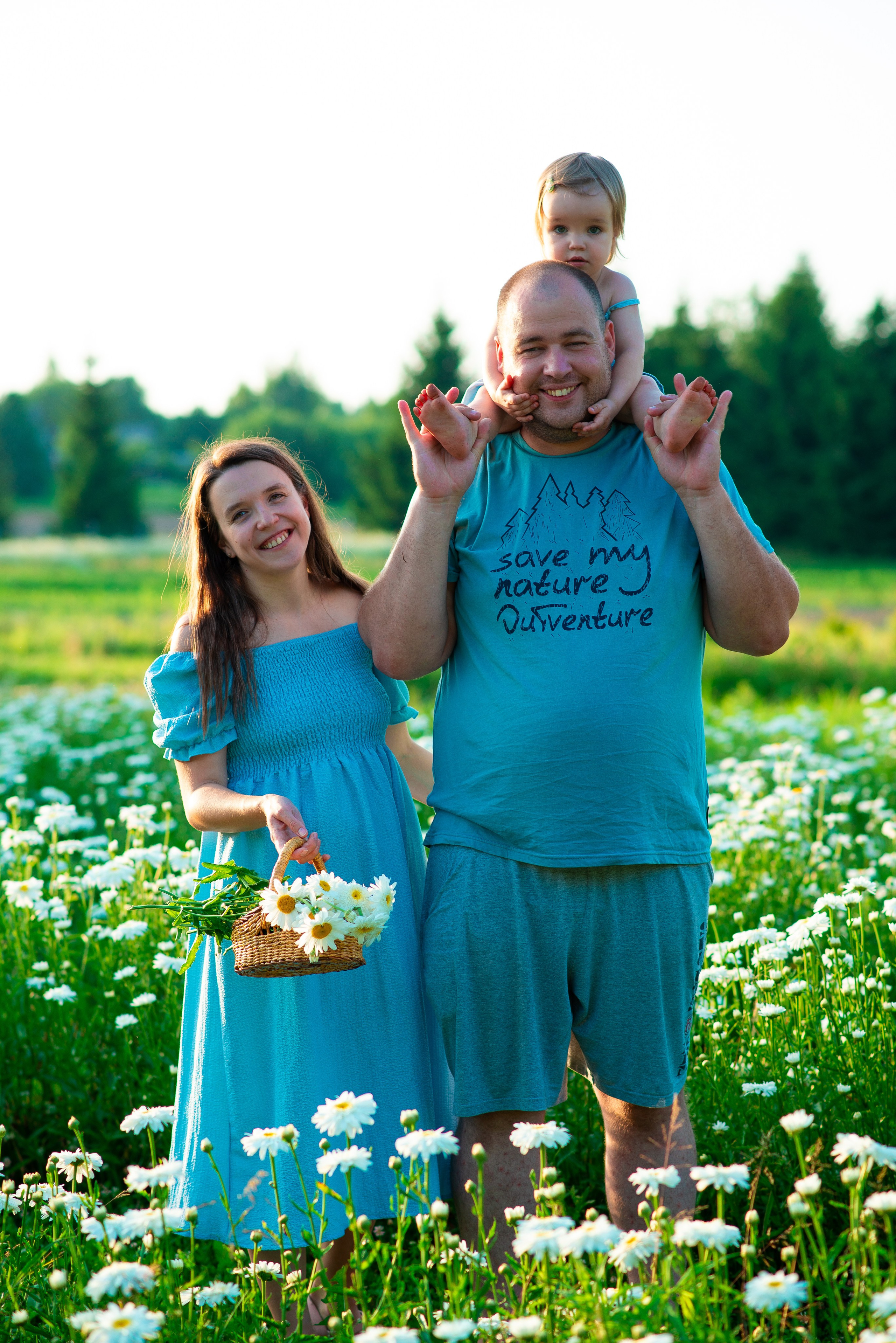 Вероника с семьей в ромашках. Семейный фотограф на выписку из роддома и крещение Минск Настя Гришук