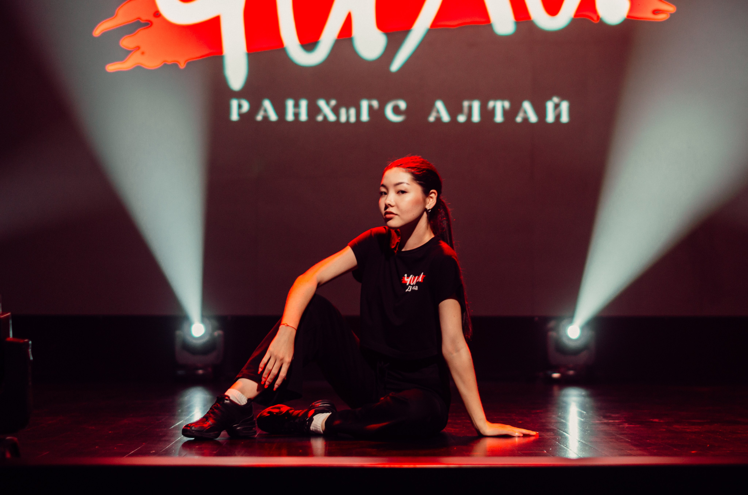 Групповая фотосъемка танцевального коллектива. Денисова Аля — фотограф для парных съемок и индивидуальных историй в Барнауле