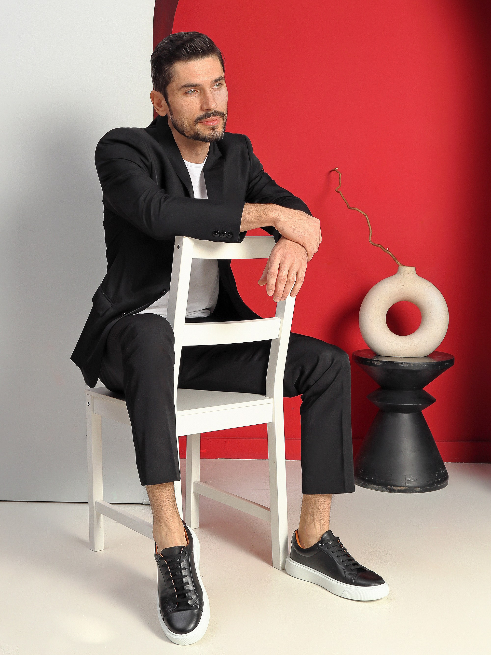 Съемка обуви на модели в интерьерной студии