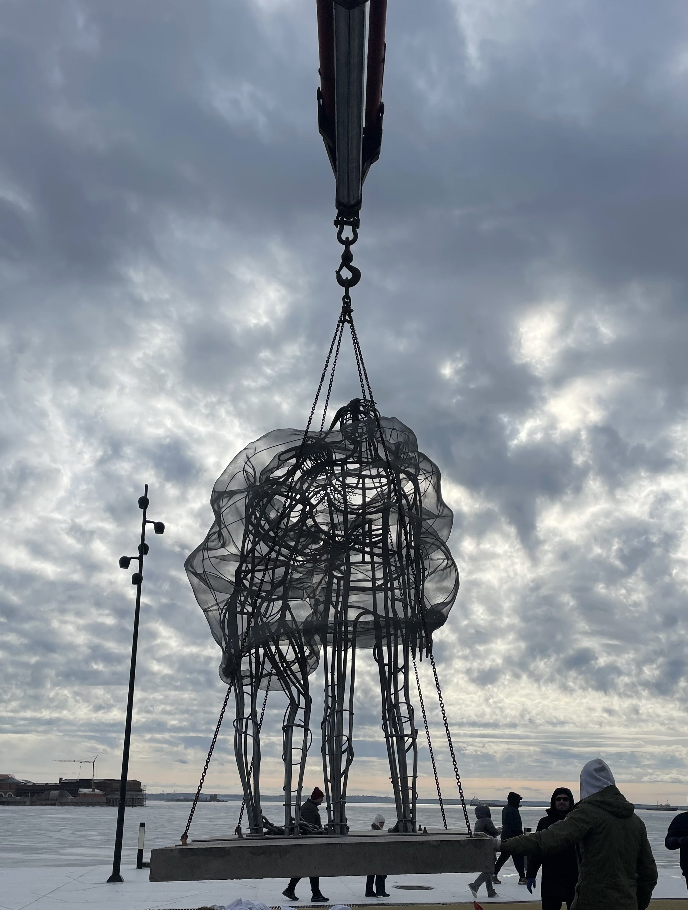 Вдвоем / СПб / Кронштадт / парк «Остров Фортов"/ набережная/ 03.2025. Художник — скульптор Антонина Фатхуллина