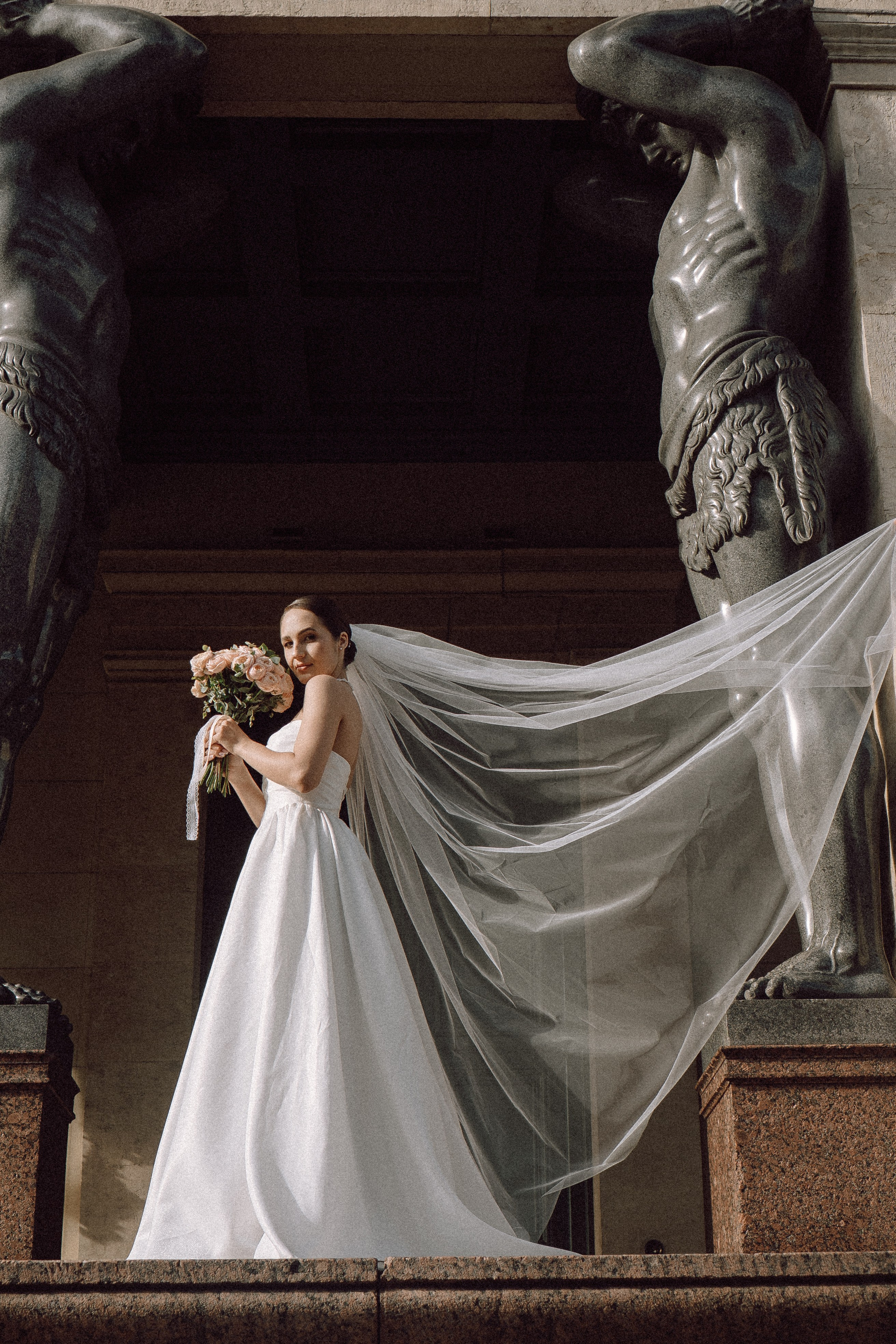 СВАДЕБНАЯ ПРОГУЛКА В САНТК-ПЕТЕРБУРГЕ (ИСАКИЕВСКИЙ СОБОР, ЗИМНЯЯ КАНАВКА, ЭРМИТАЖ И БОЛЬШАЯ МОРСКАЯ УЛИЦА). Профессиональный фотограф, Санкт-Петербург — Виктория Богомолова