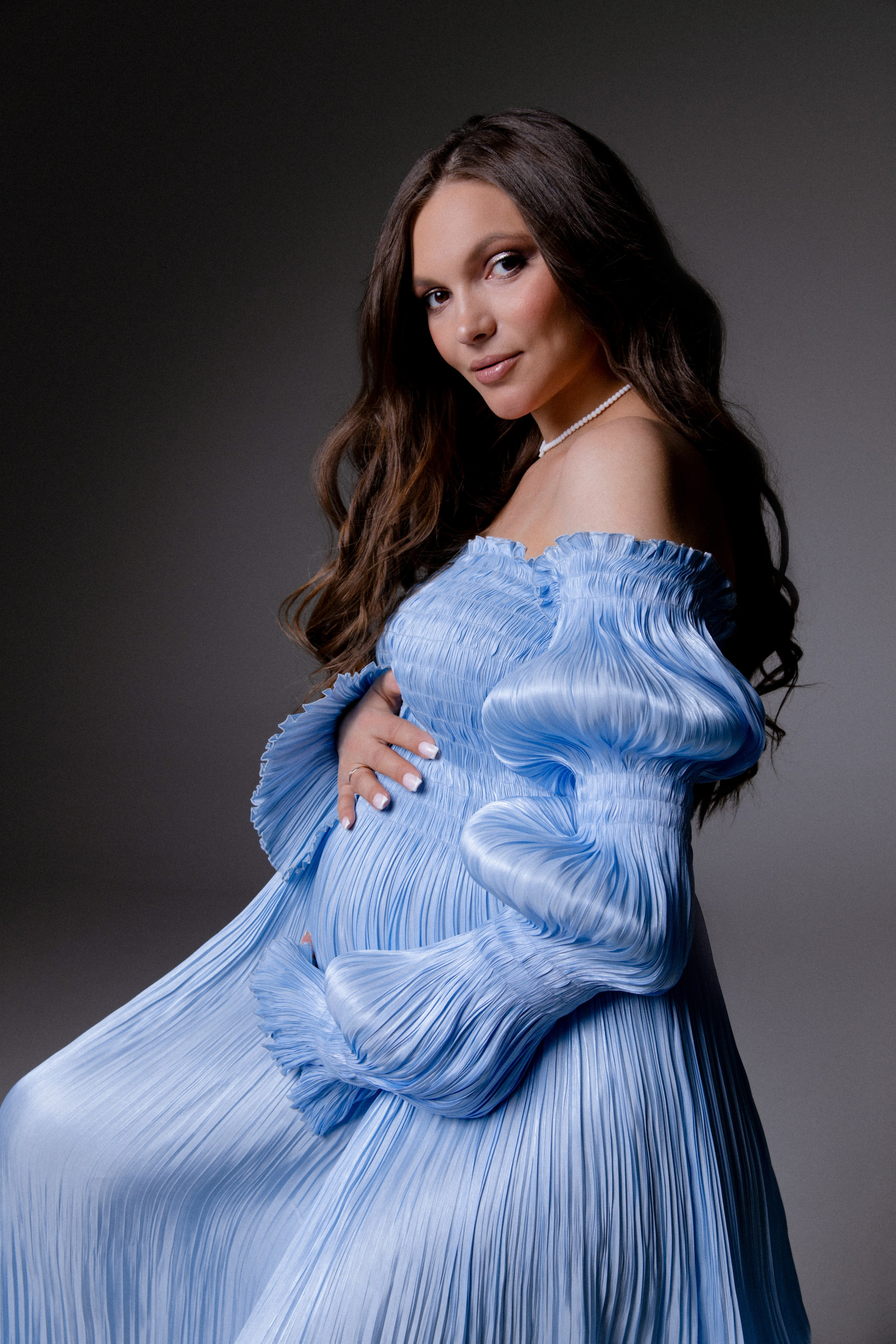 Анастасия. Фотосессия беременности на циклораме платьях. Фотограф в Москве Ольга Сатони