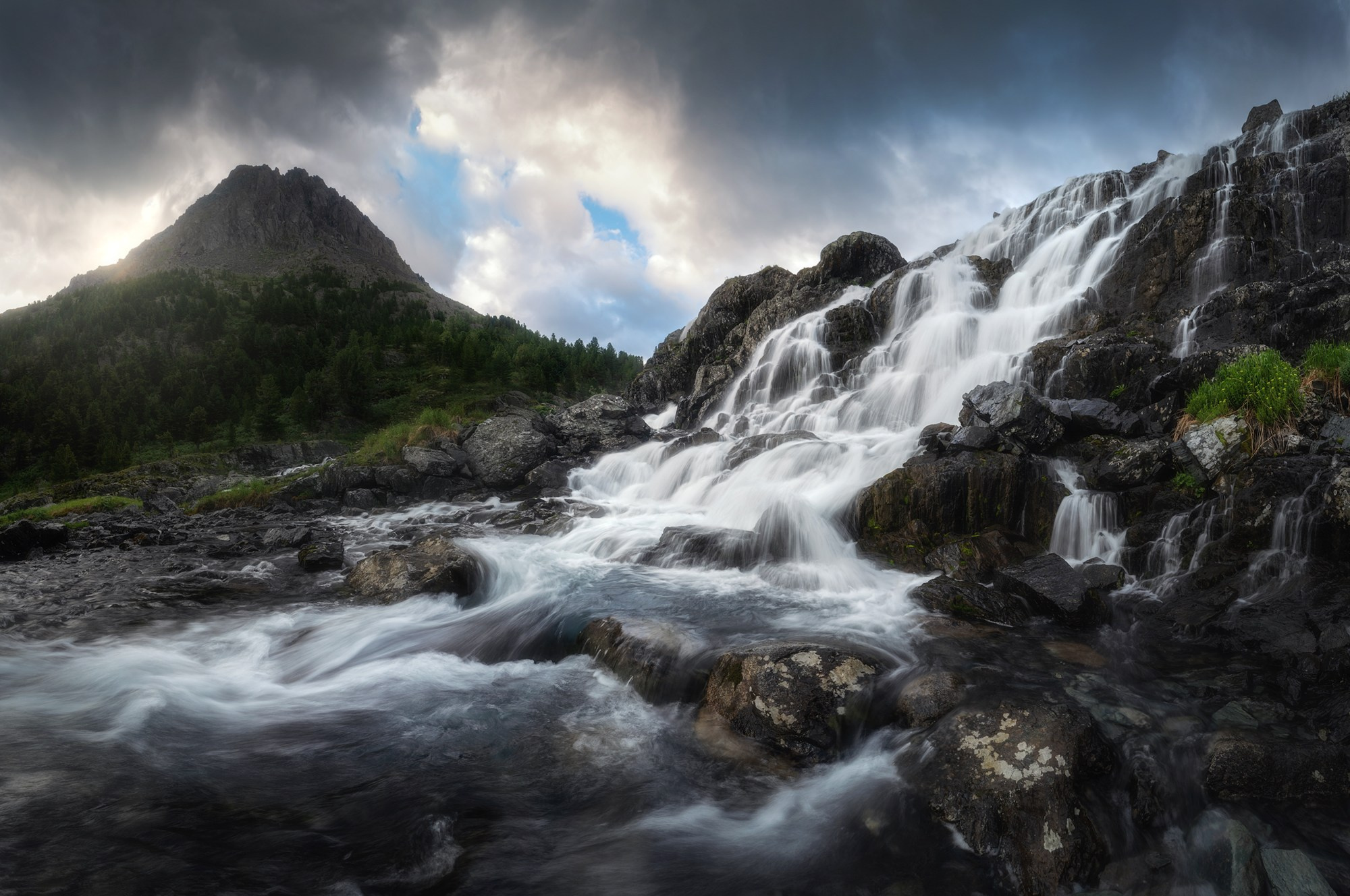 Утро в ущелье водопадов. Катунский хребет, Усть-Коксинский район, июль 2023