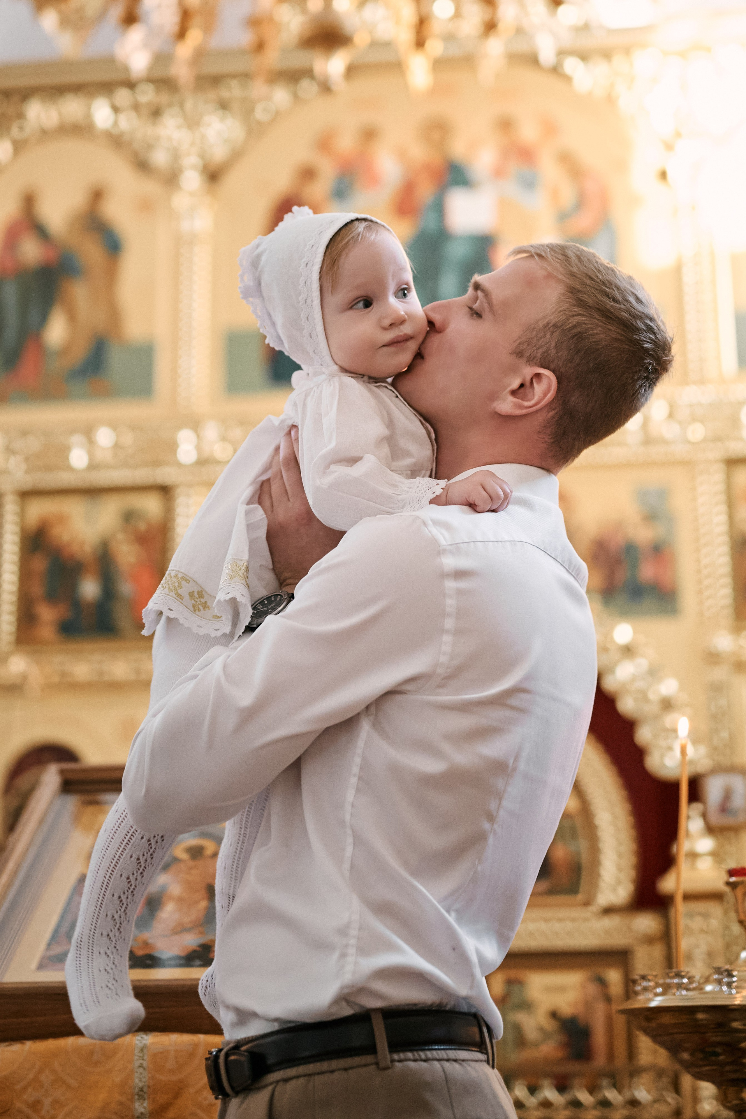 Крещение в храме Преполовения Пятидесятницы во Пскове. Свадебный фотограф Надежда Максимова