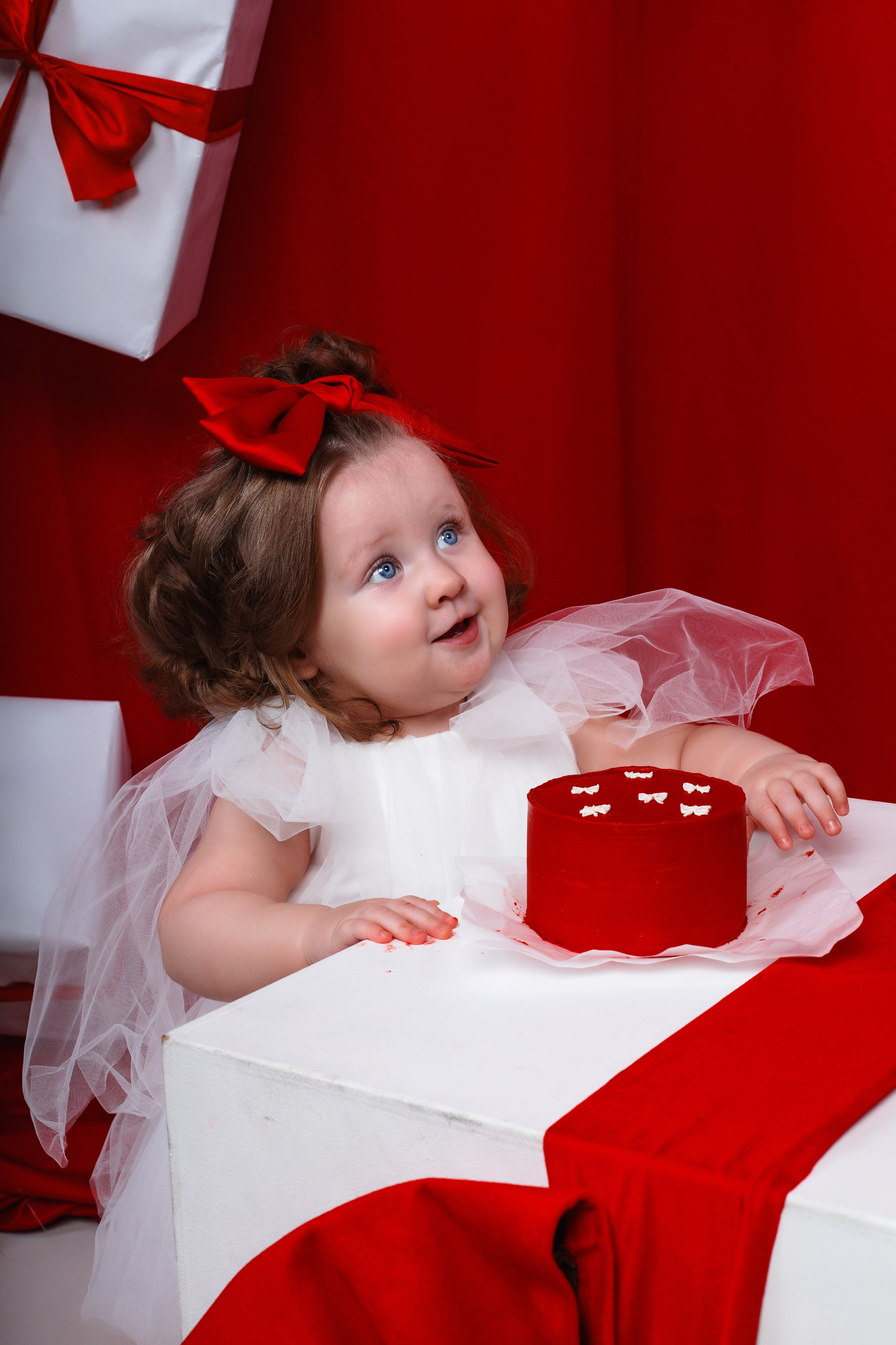 Профессиональная фотосессия на годик девочке в фотостудии в Сочи. Детский студийный фотограф Сочи