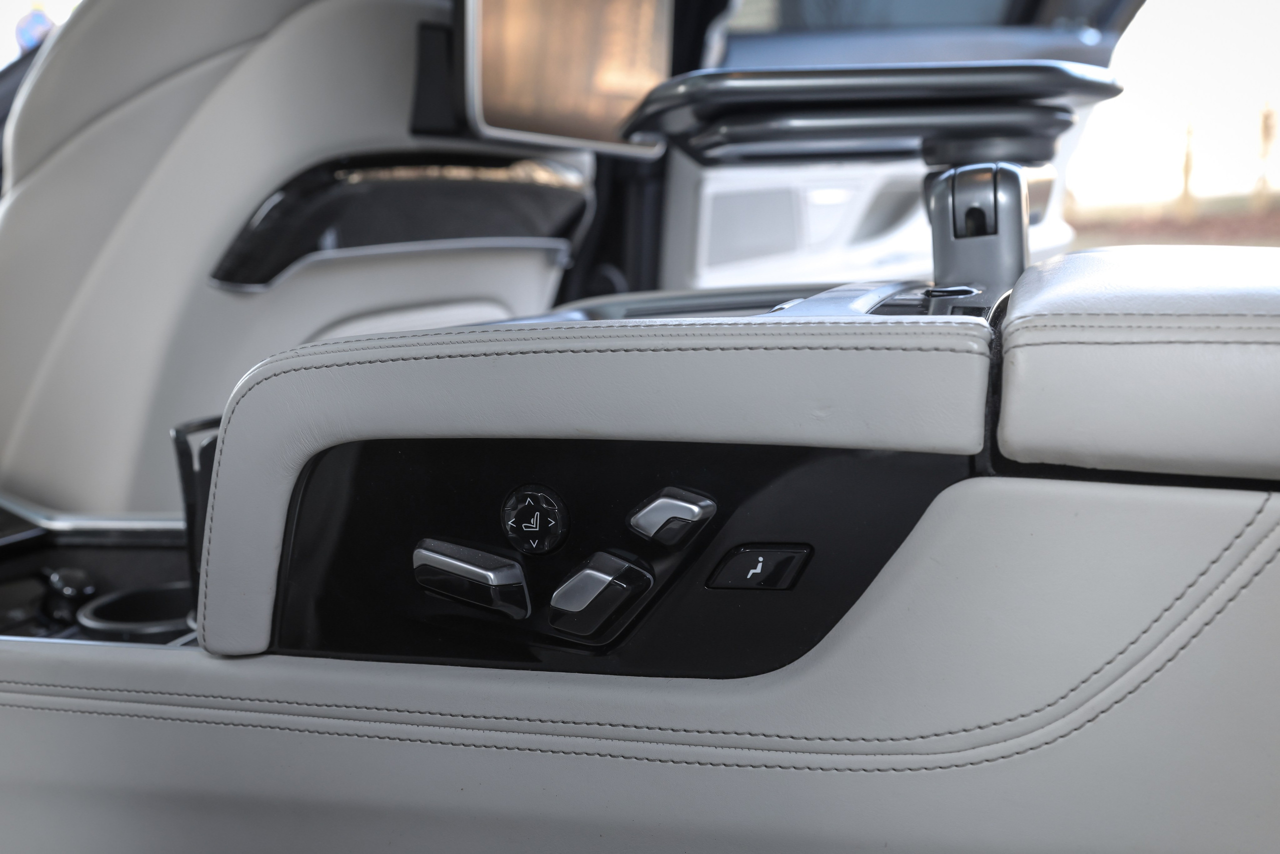 2017 BMW 750 Ld XDrive. Mixturecaptures