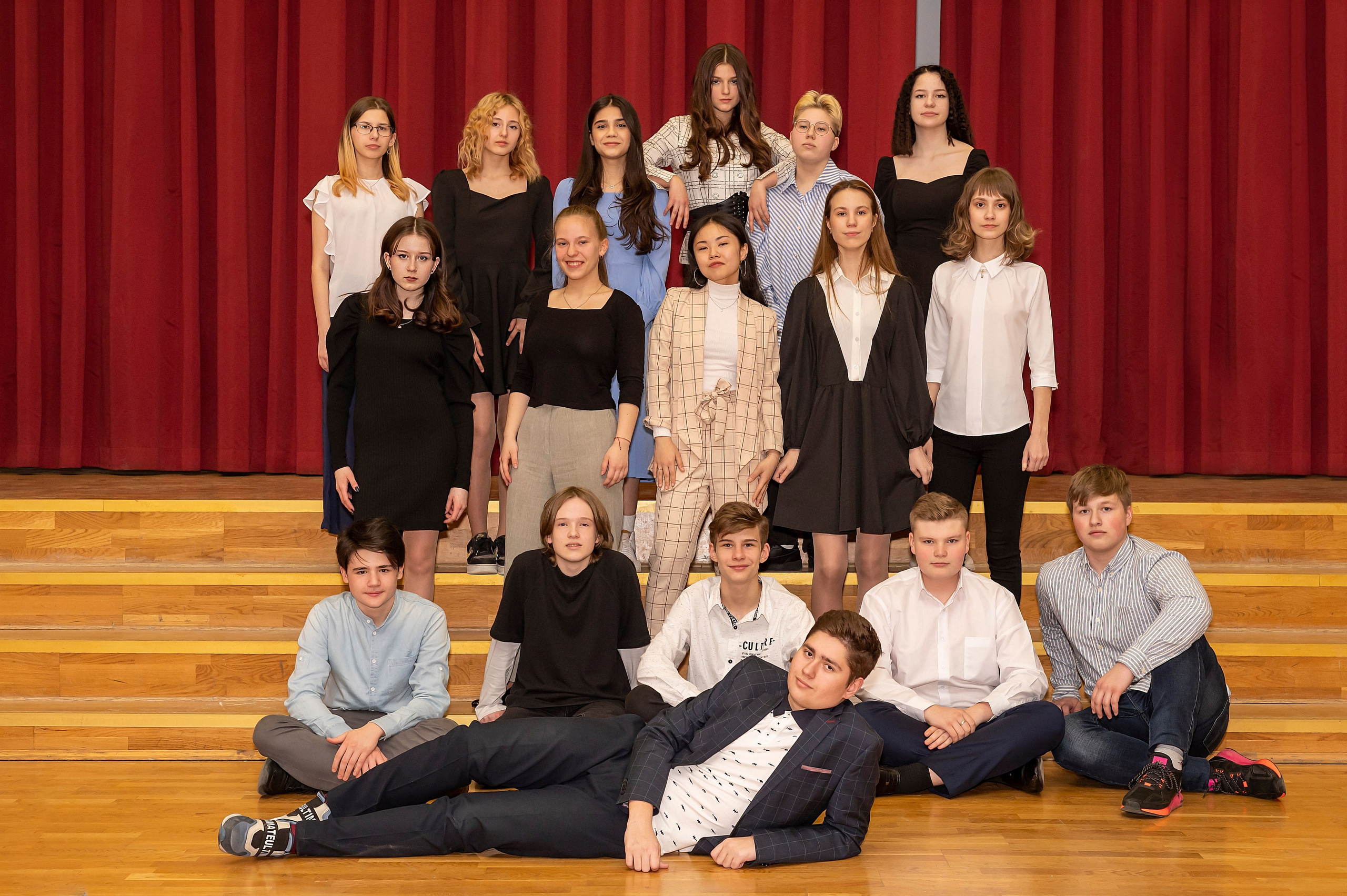 Фотосессия в классе и на территории школы. 9-И класс школа 1413. Детский и семейный фотограф г. Москва Оксана Катаджи