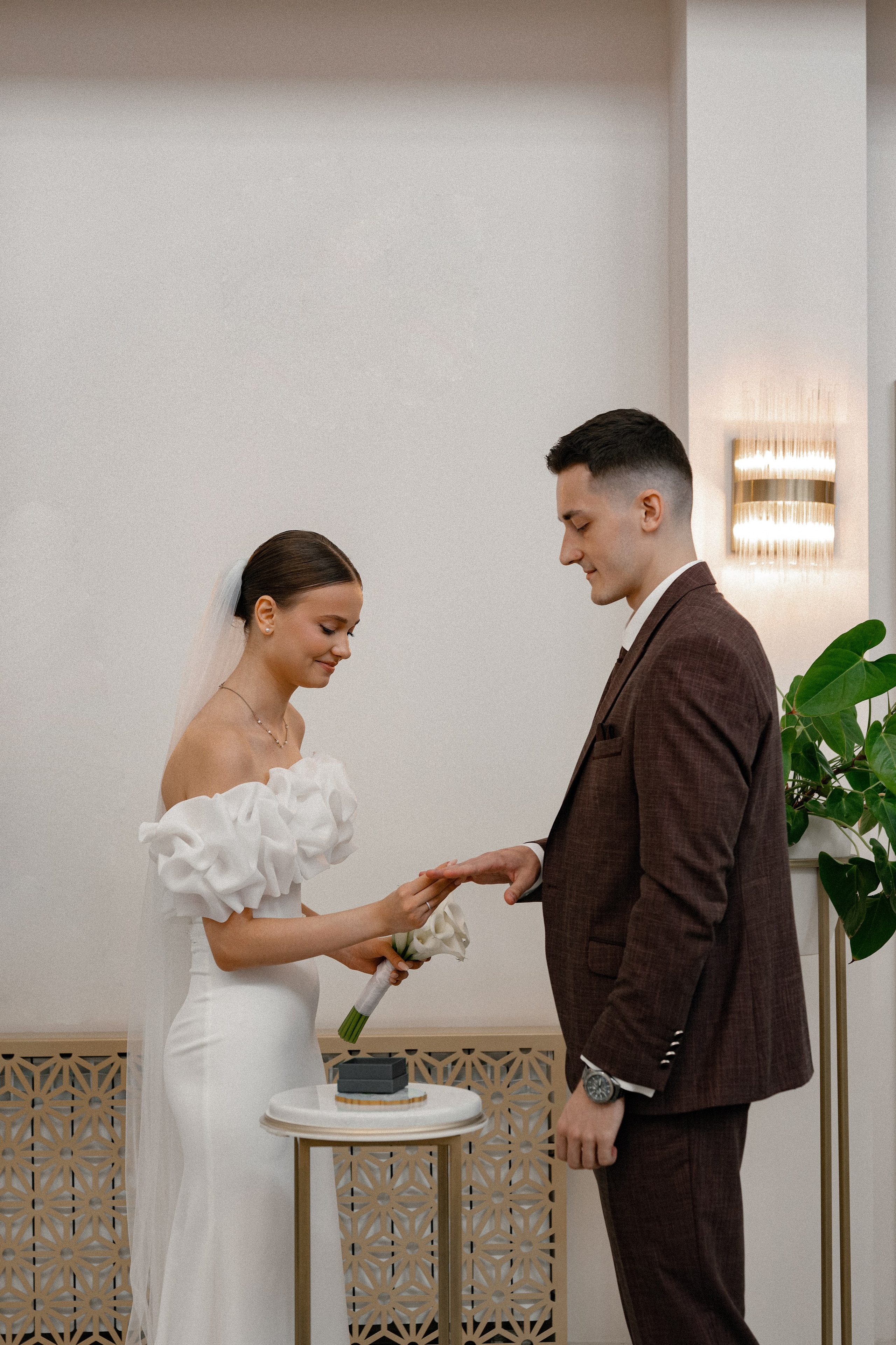 Свадебная фотосессия в Бутырском ЗАГС (Дворец Бракосочетания № 4) и прогулка в отеле Solux (Солюкс)