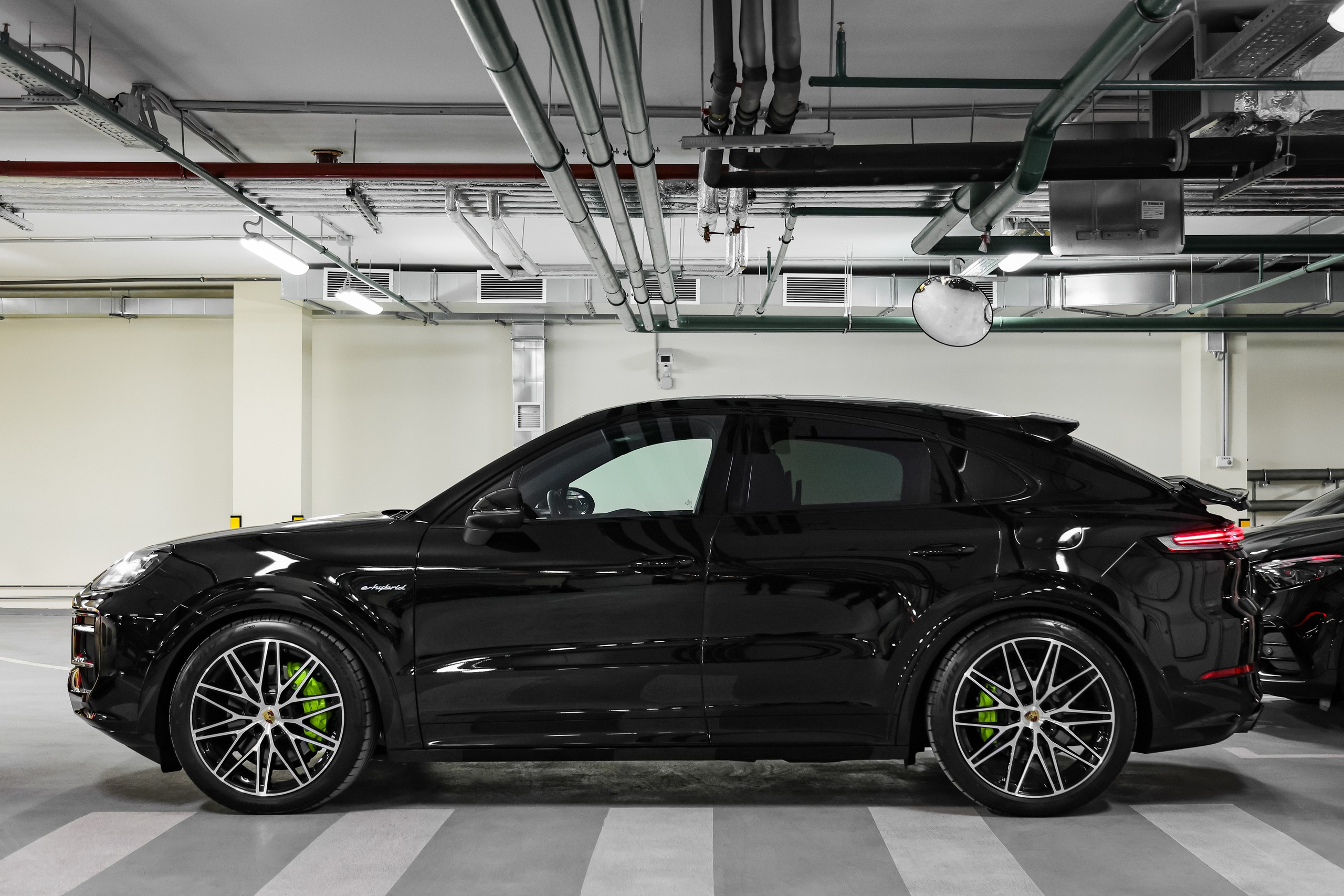 2025 PORSCHE CAYENNE COUPE E-Hybrid $185,000 NEW from EUROPE. Mixturecaptures