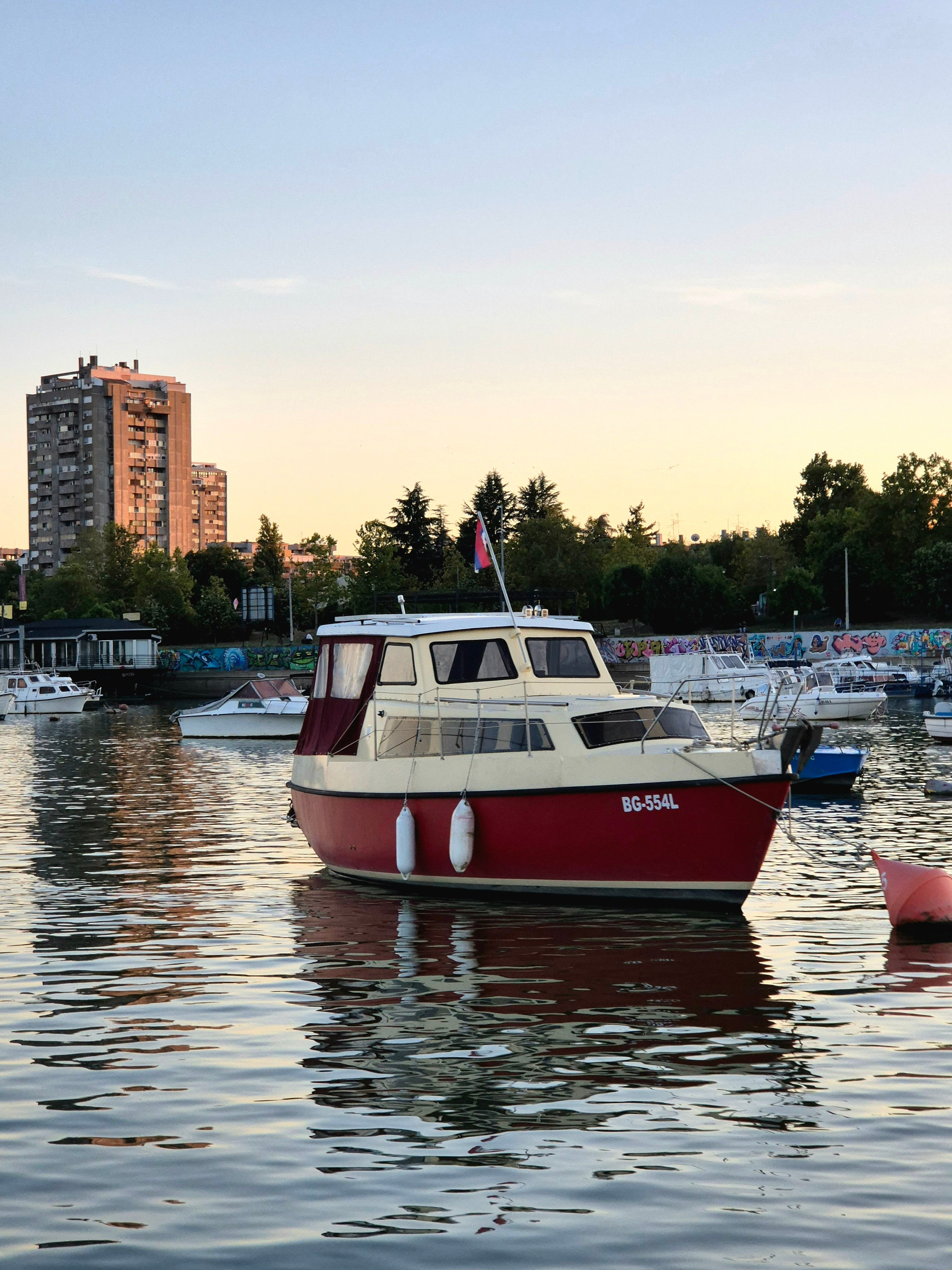 В прибрежных районах многие держат свои яхты. Интересные виды брежневских многоэтажек и лодок-яхт