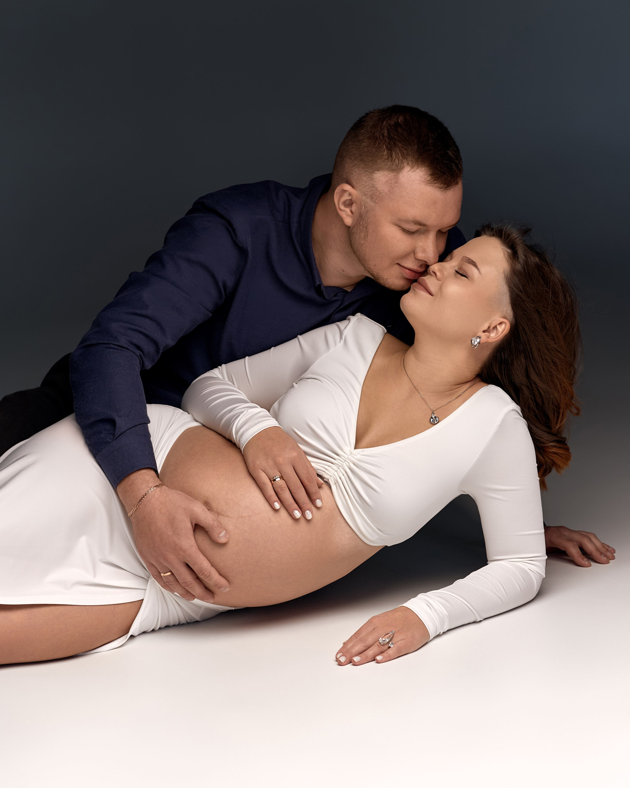 Нежная фотосессия пары с беременной женой — съемка будущих родителей в студии Красноярска. Фотосессия беременности с мужем