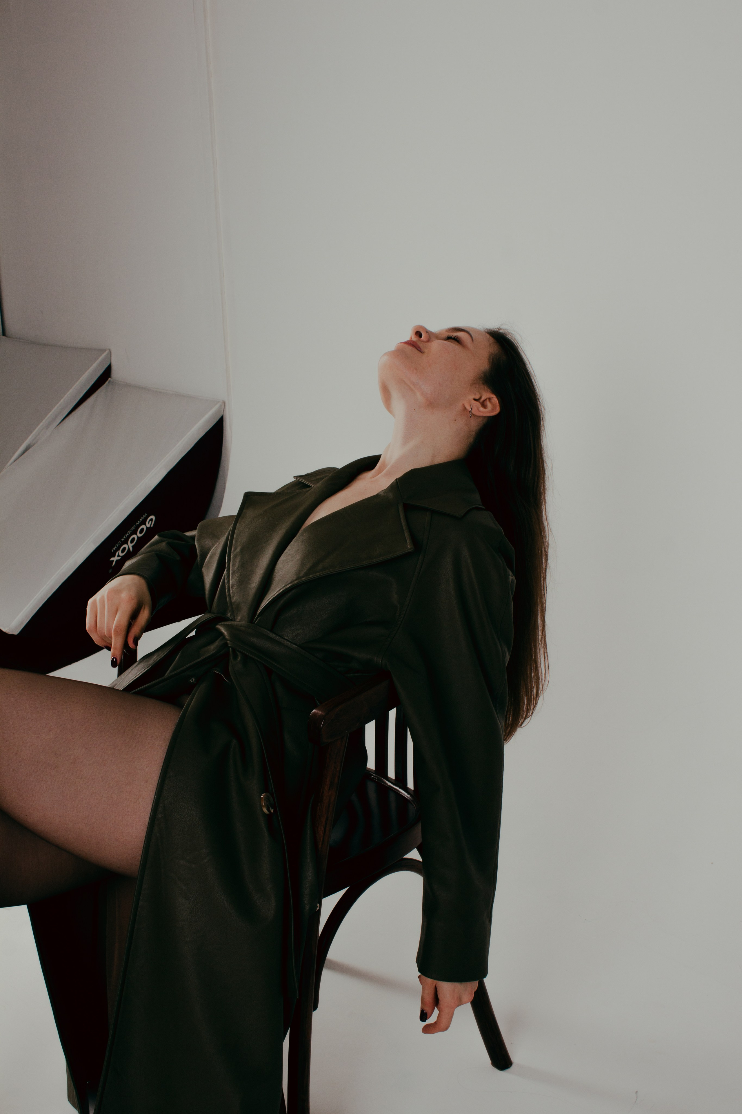 Стильная томная фотосессия в студии в зеленых цветах в тренче. Фотограф Наталья Воронина Москва