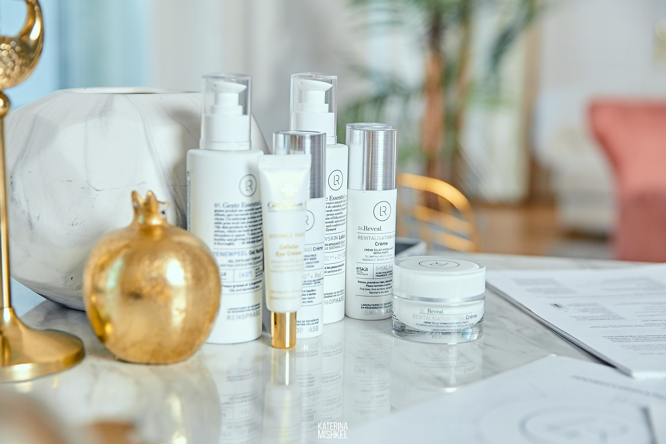 Косметические средства на мраморной столешнице 