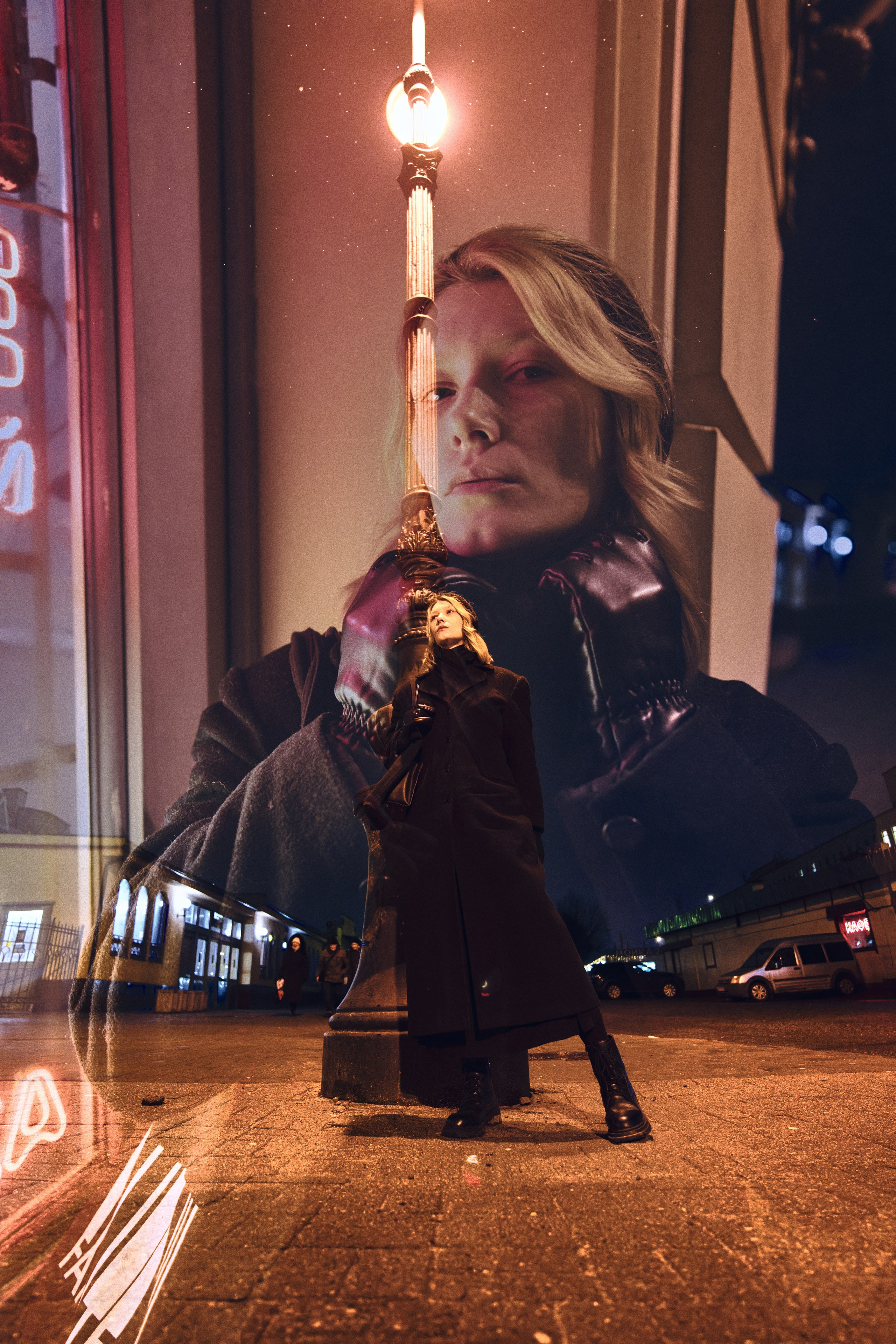 Портрет девушки на фоне фонаря 