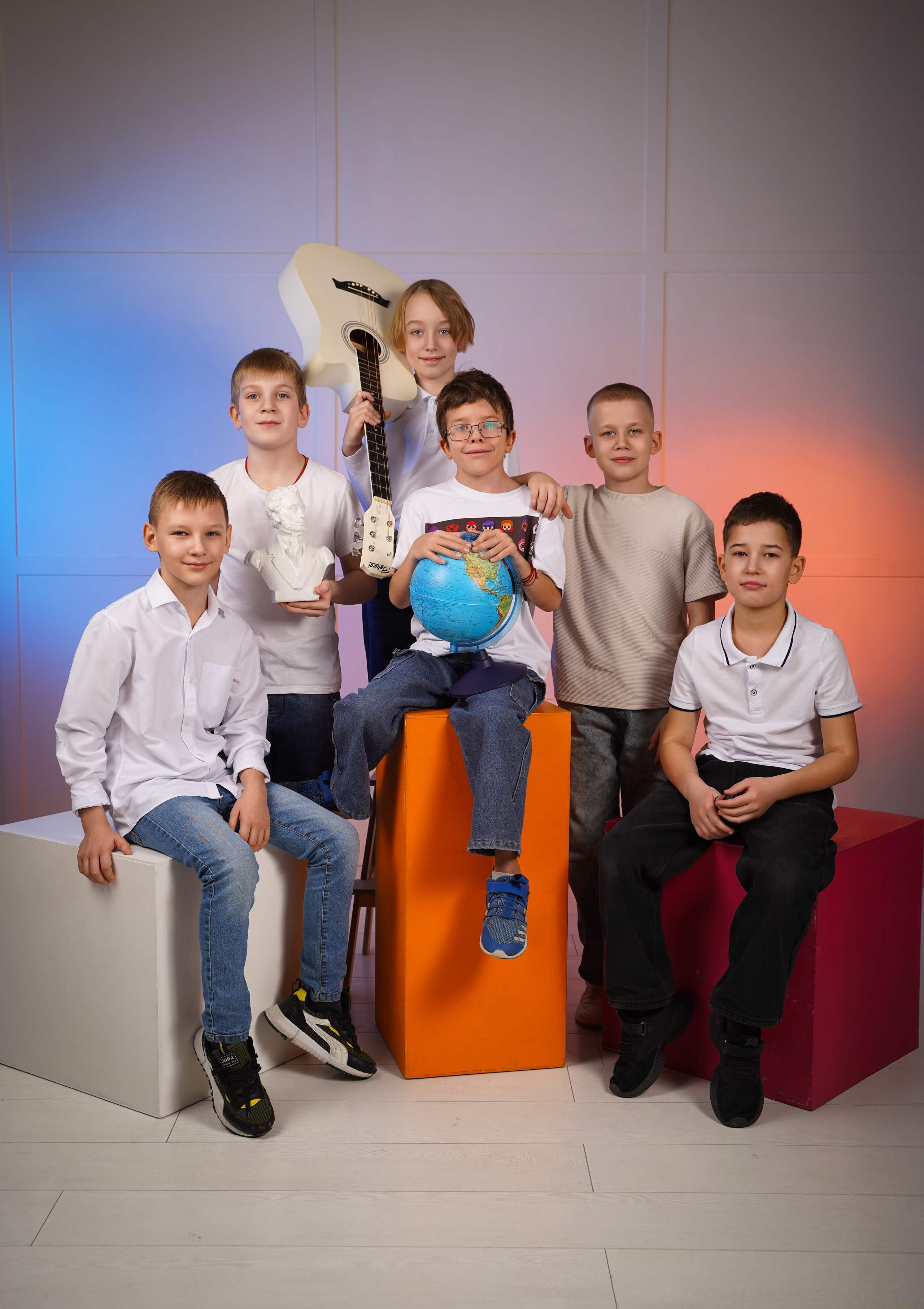 Выпускные альбомы для младших классов в Красноярске от AlbomKras 📚👶. AlbomKras -выпускные альбомы Красноярска с авторским дизайном и качественной фотосъемкой! ⭐⭐⭐⭐⭐ 5.0