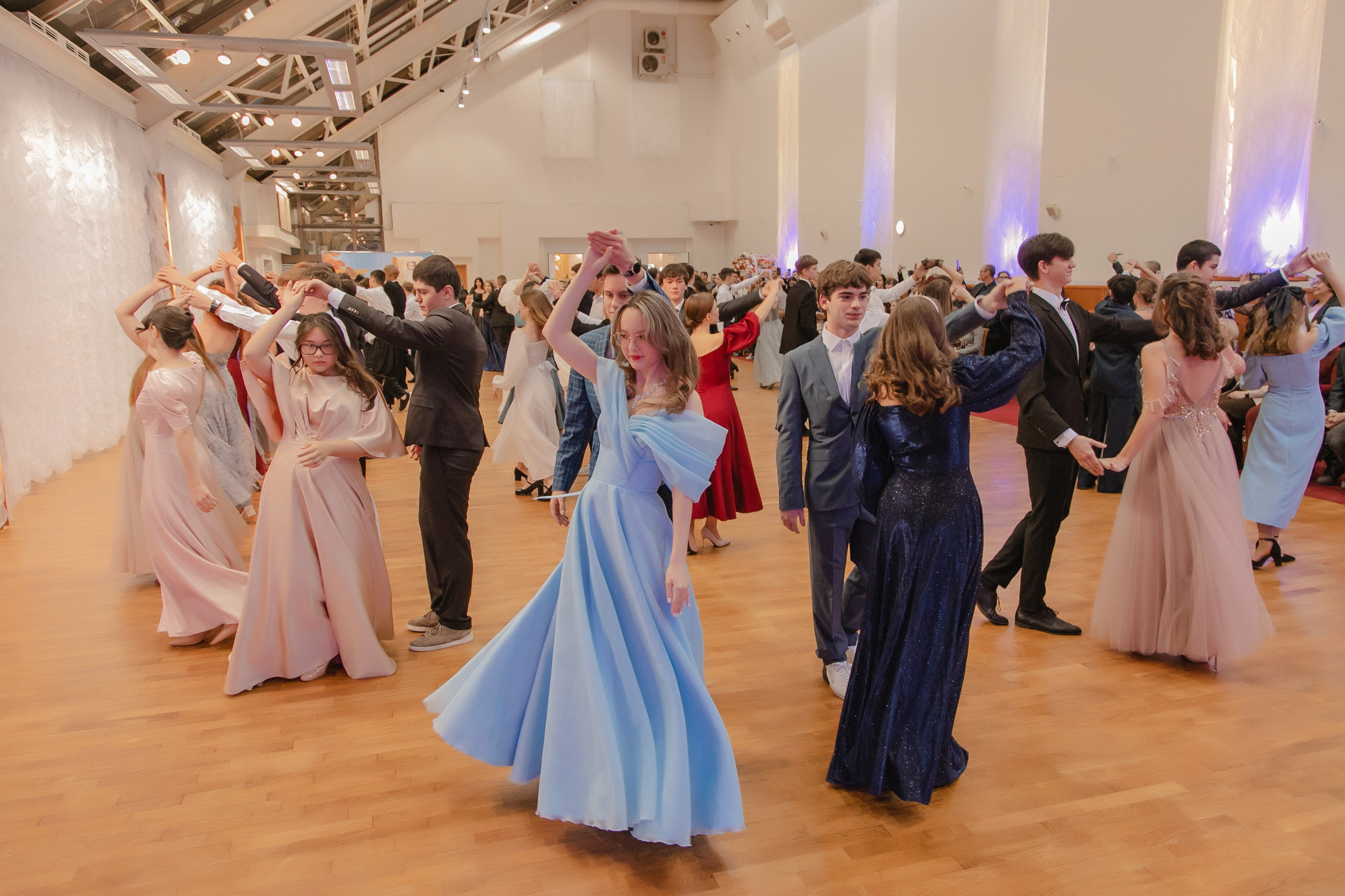 Бал гимназистов 2024. Роман Урумбаев фотограф Нижневартовск