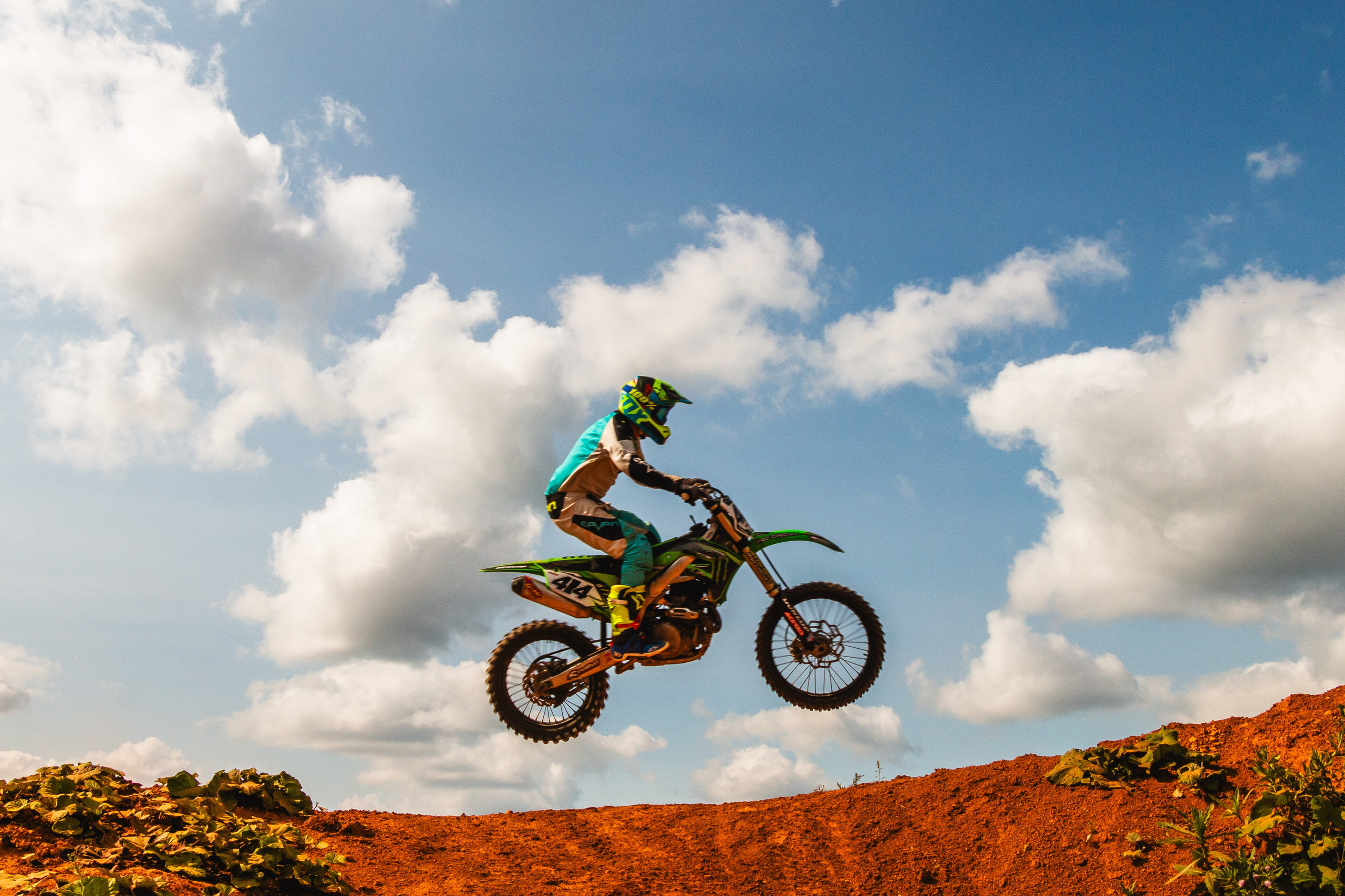 Мотоциклист прыгает трамплин