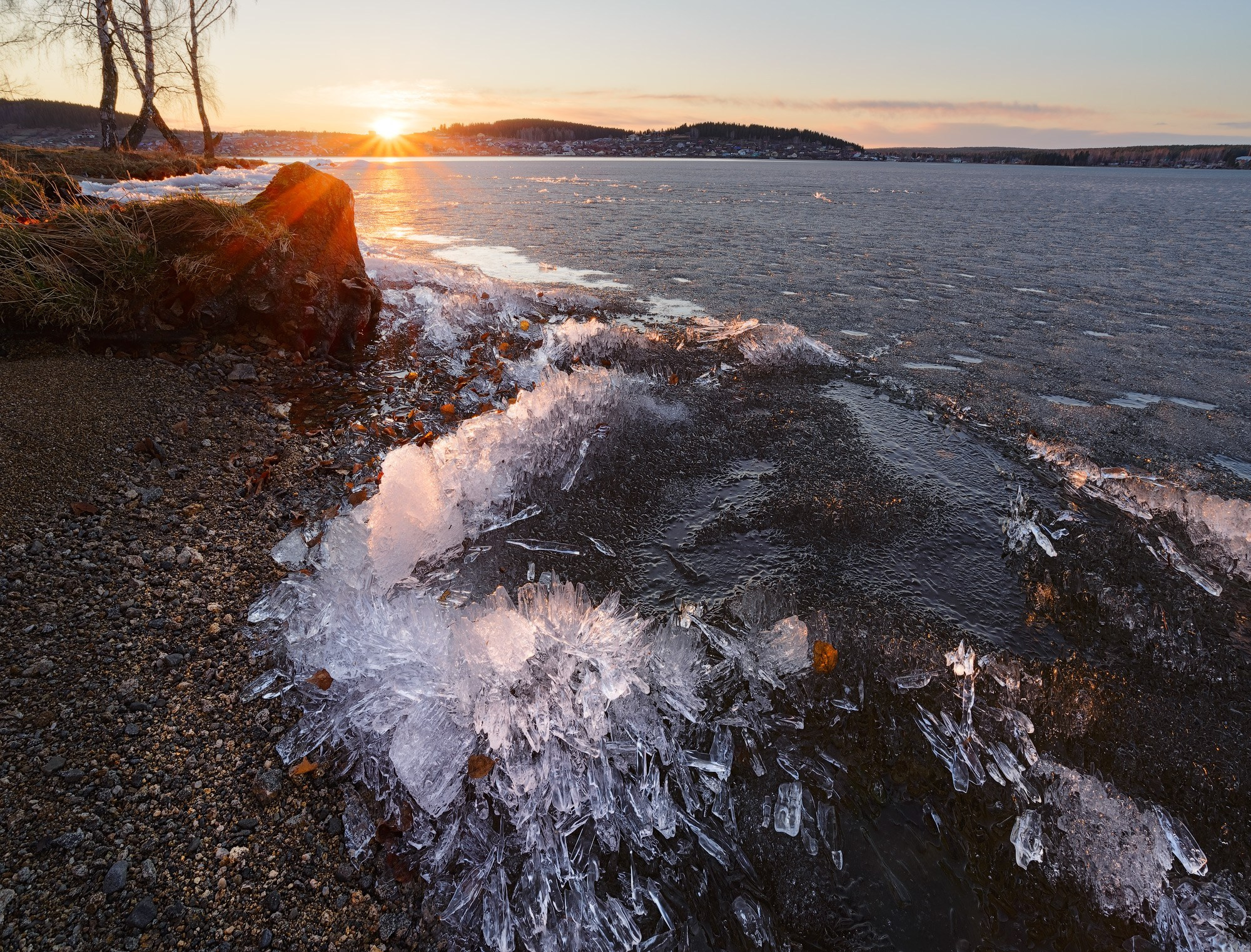 Весенний берег Черноисточинского пруда — красивый фото пейзаж, подчеркивающий богатство красок природы Урала.