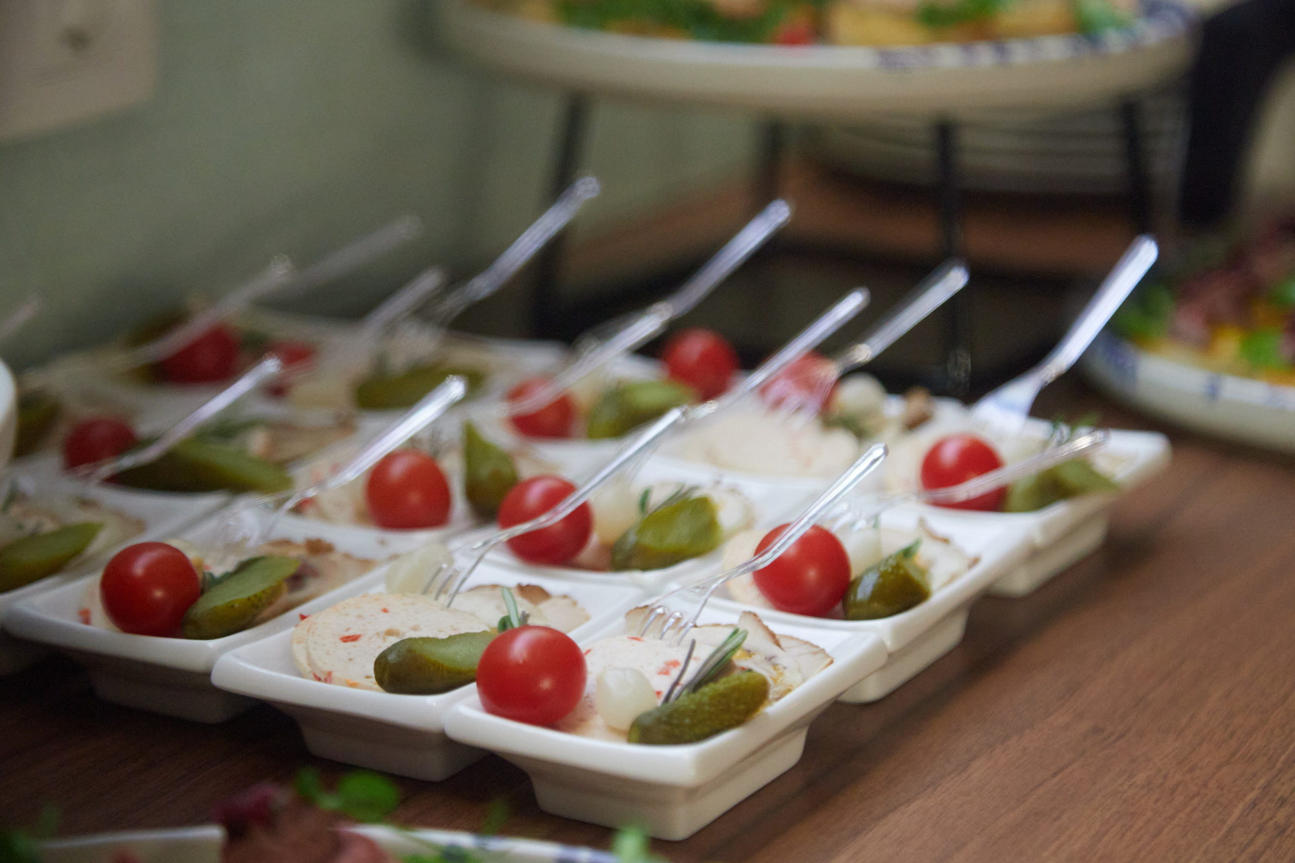 Кейтеринг  — фуд-фотография: Фуршетный стол с фруктами и канапе