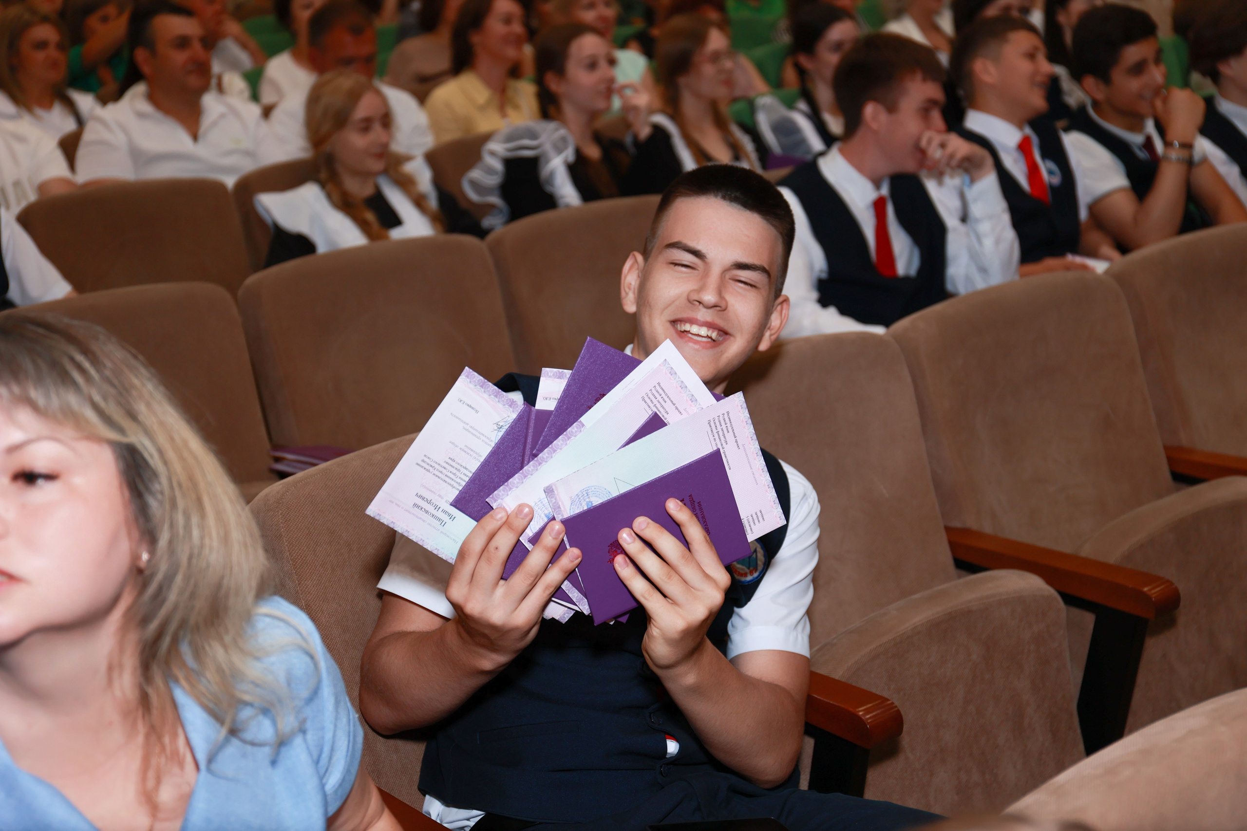 Вручение аттестатов Гимназия 87 (2025 г.). Детский семейный фотограф Краснодар