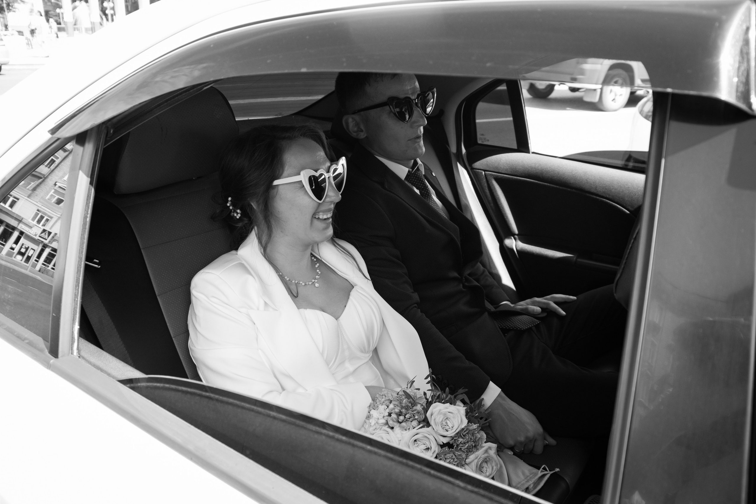 Свадебная прогулочная фотосессия невесты и жениха в городе Северск и Томск