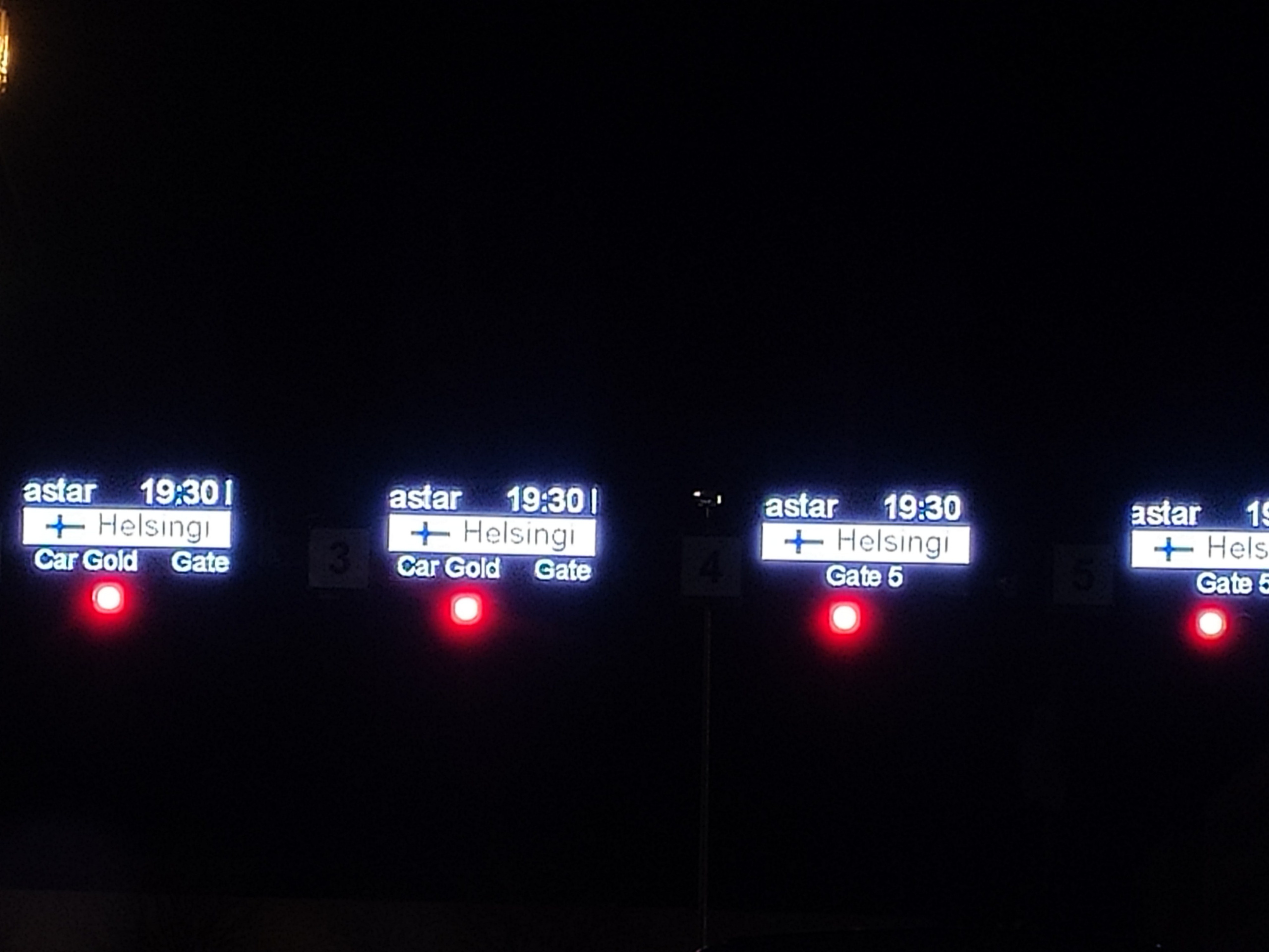 Ждем своей очереди. Все спокойно, быстро. Заняли линию, проверили документы.