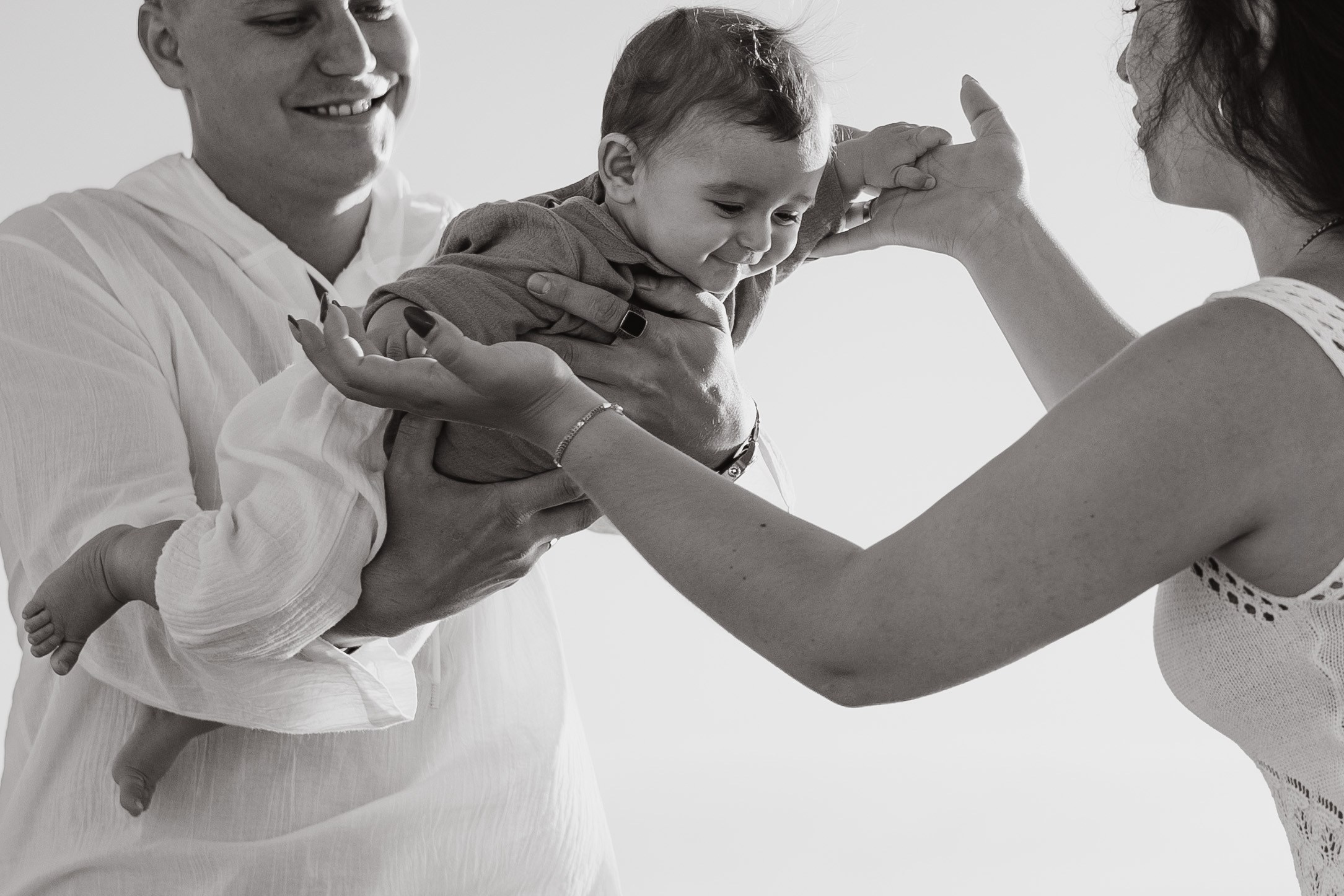 Задумчивый момент: семья смотрит на закат над морем