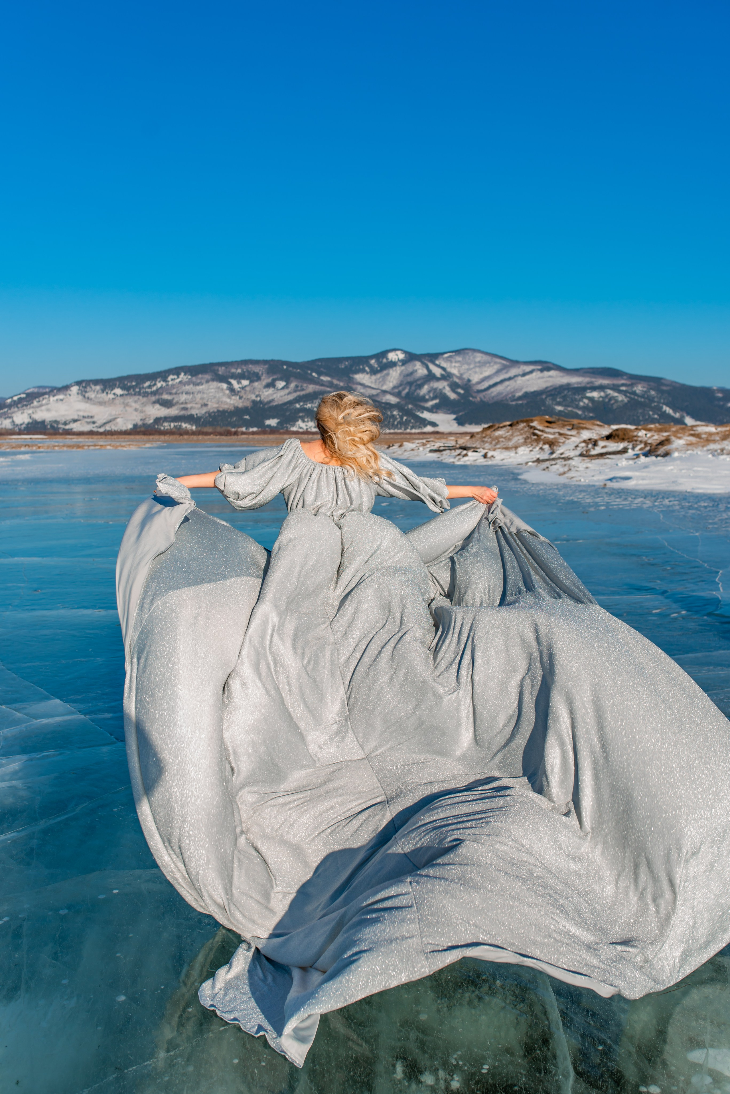 Фотосессия на зимнем Байкале в летящем платье со шлейфом