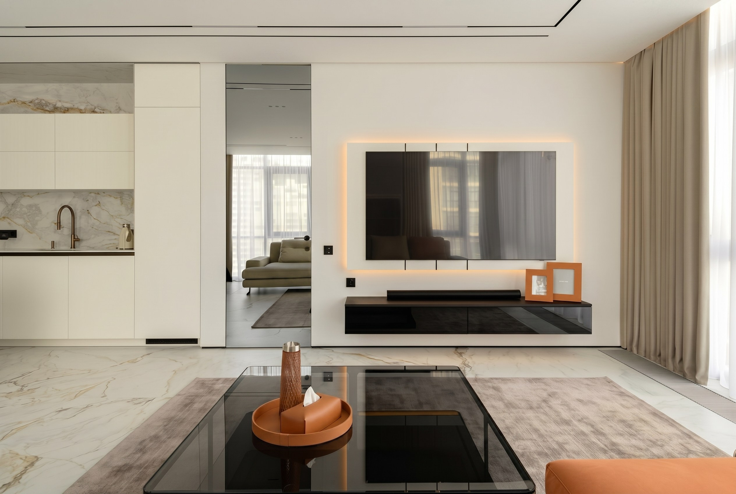 Дизайн ТВ-зоны в гостиной квартиры 116 м² от Валерии Котович: ТВ-панель с подсветкой, подвесная черная консоль, зеркало в пол и элементы современной классики в Краснодаре.