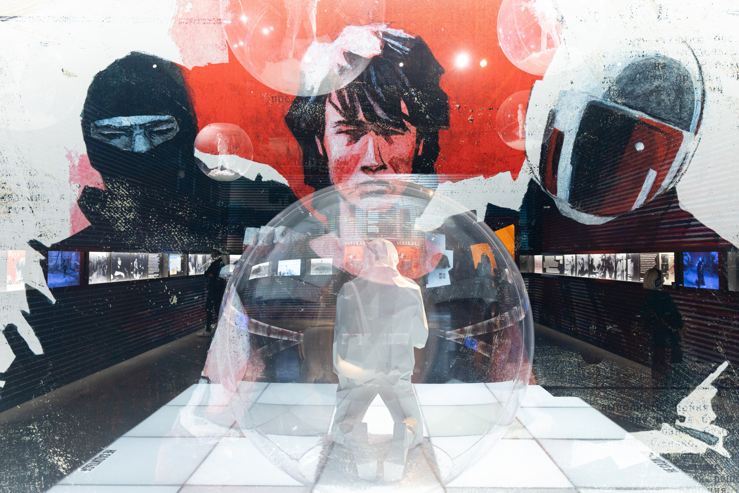 Выставка-байопик «Виктор Цой. Легенда» (10 октября 2025). Репортажный фотограф Алексей Пирязев