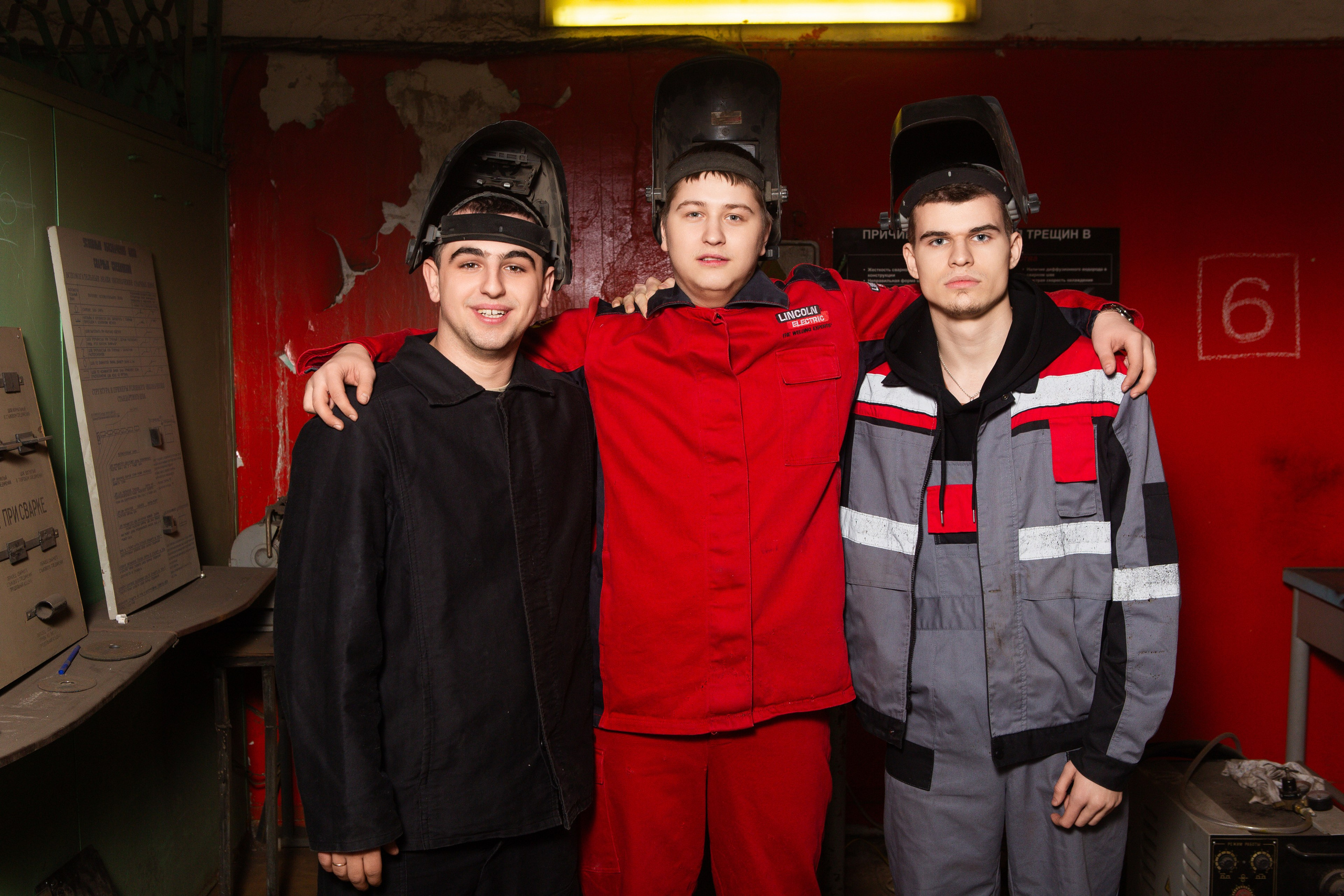 Фотосессия в Цеху для Выпускников Сварочного Производства | Твой Альбом Мценск. ТВОЙ АЛЬБОМ / ТВОИ ПРАВИЛА
