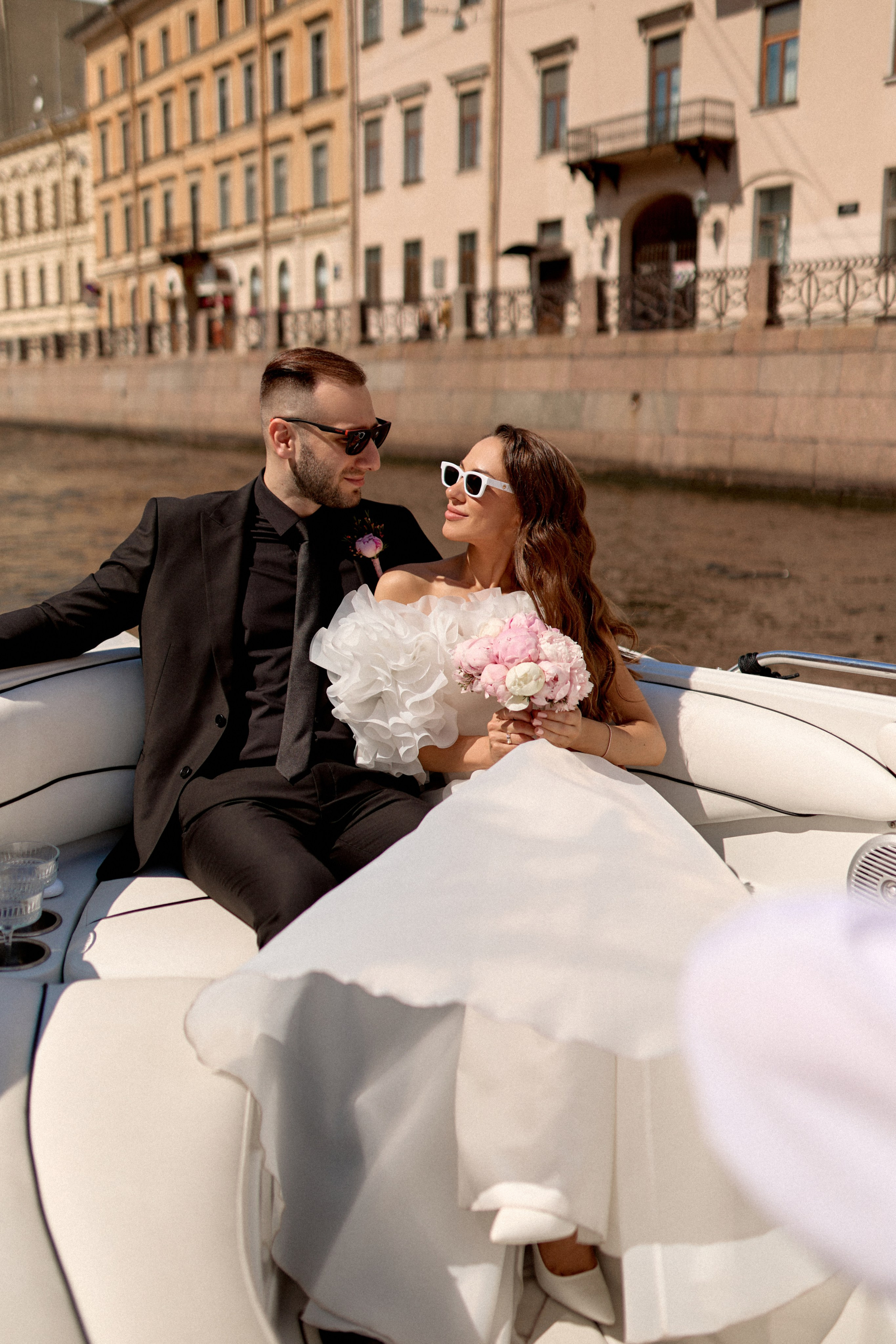 Свадебная фотосессия на катере в Санкт-Петербурге. Сестры Карабаза. Фотографы и ретушеры в Москве и Санкт-Петербурге