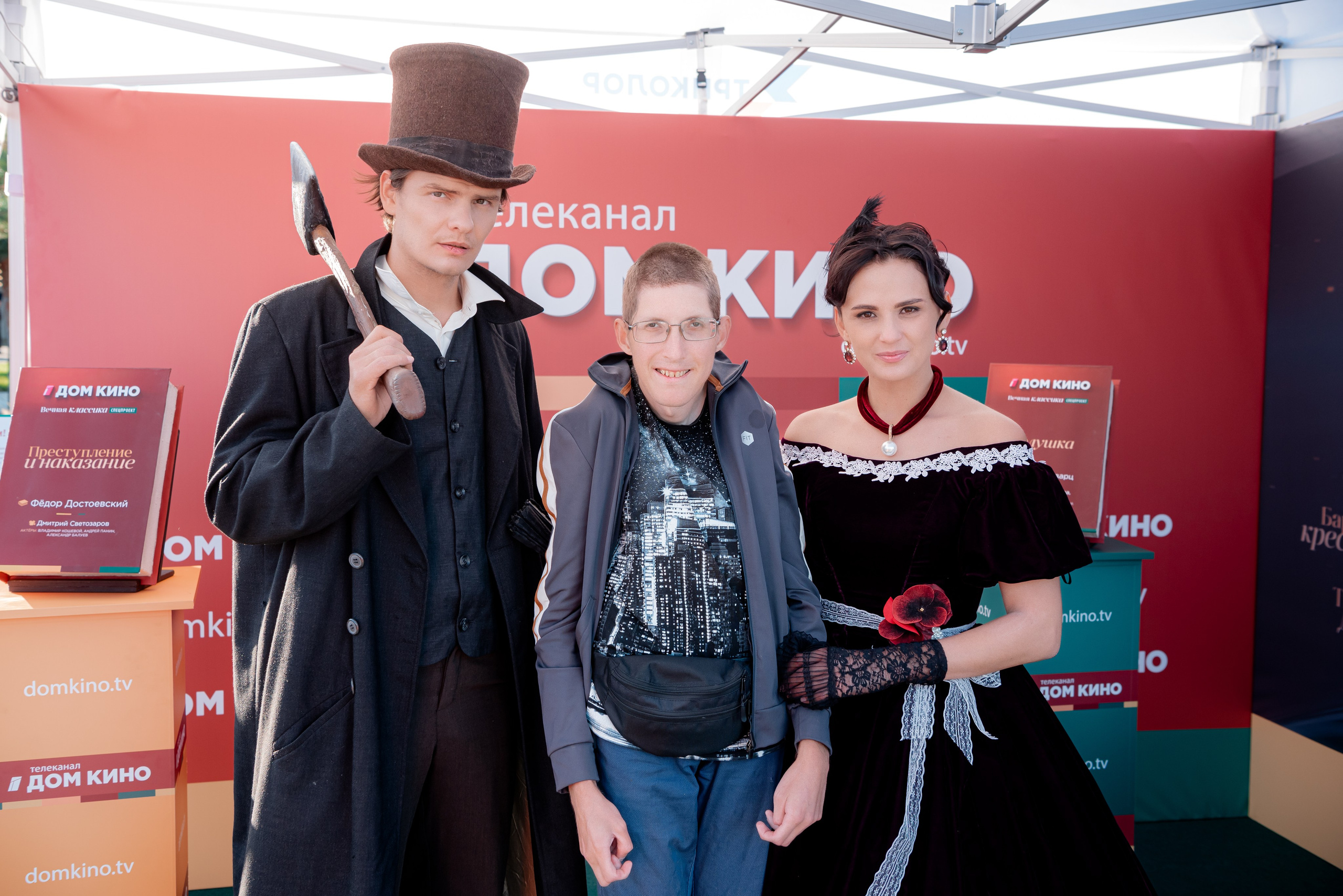 Портретные фото с артистами в палатке Триколор Дом Кинов на день города Волгоград. Фотограф в Волгограде и Волжском Александр Горбань