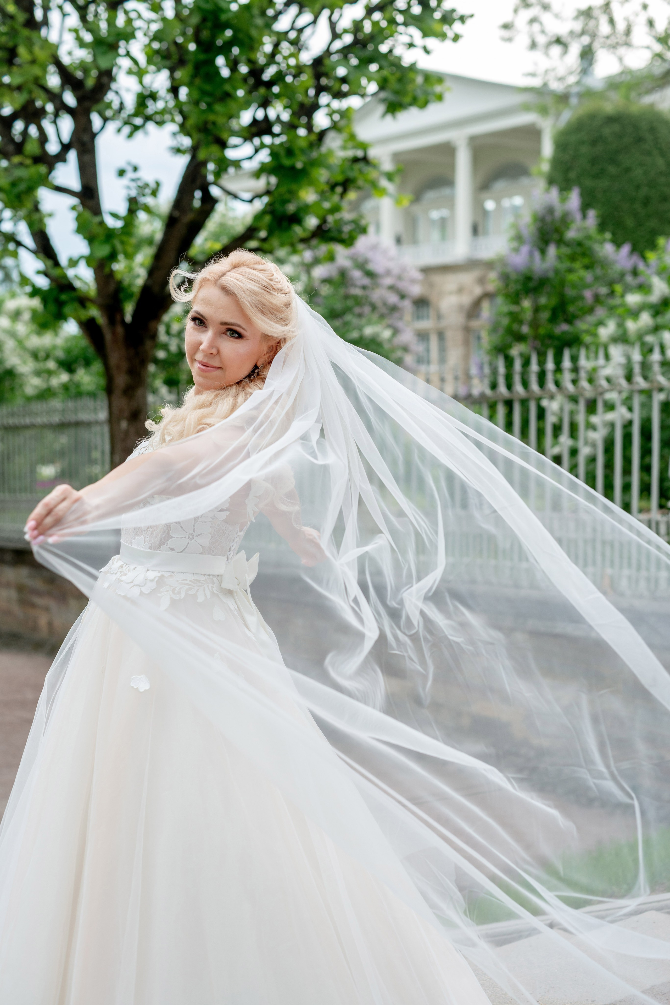 Евгения (фотосессия с малиновым chevrolet camaro, в сирени в Пушкине в Екатерининском парке). Портретный, семейный и свадебный фотограф в Санкт-Петербурге и в Пушкине Ширяев Денис