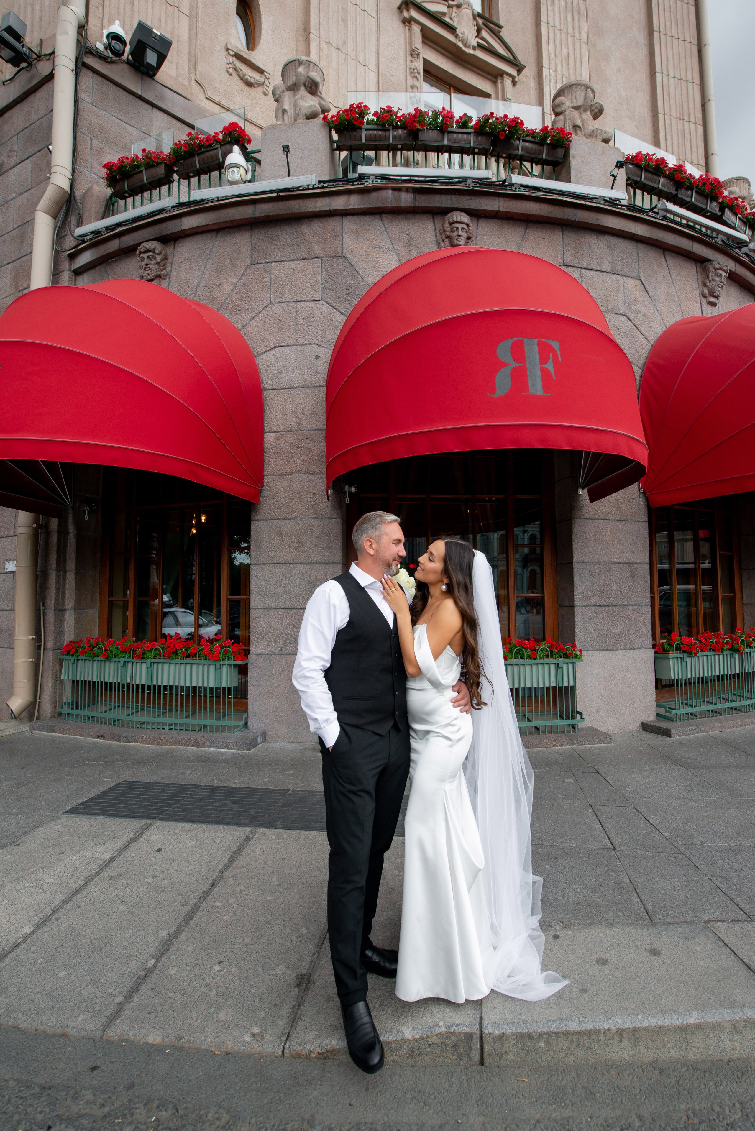 Классическая свадебная фотосессия Аины и Антона по самым красивым местам для свадебной прогулки в Санкт-Петербурге. Портретный, семейный и свадебный фотограф в Санкт-Петербурге и в Пушкине Ширяев Денис