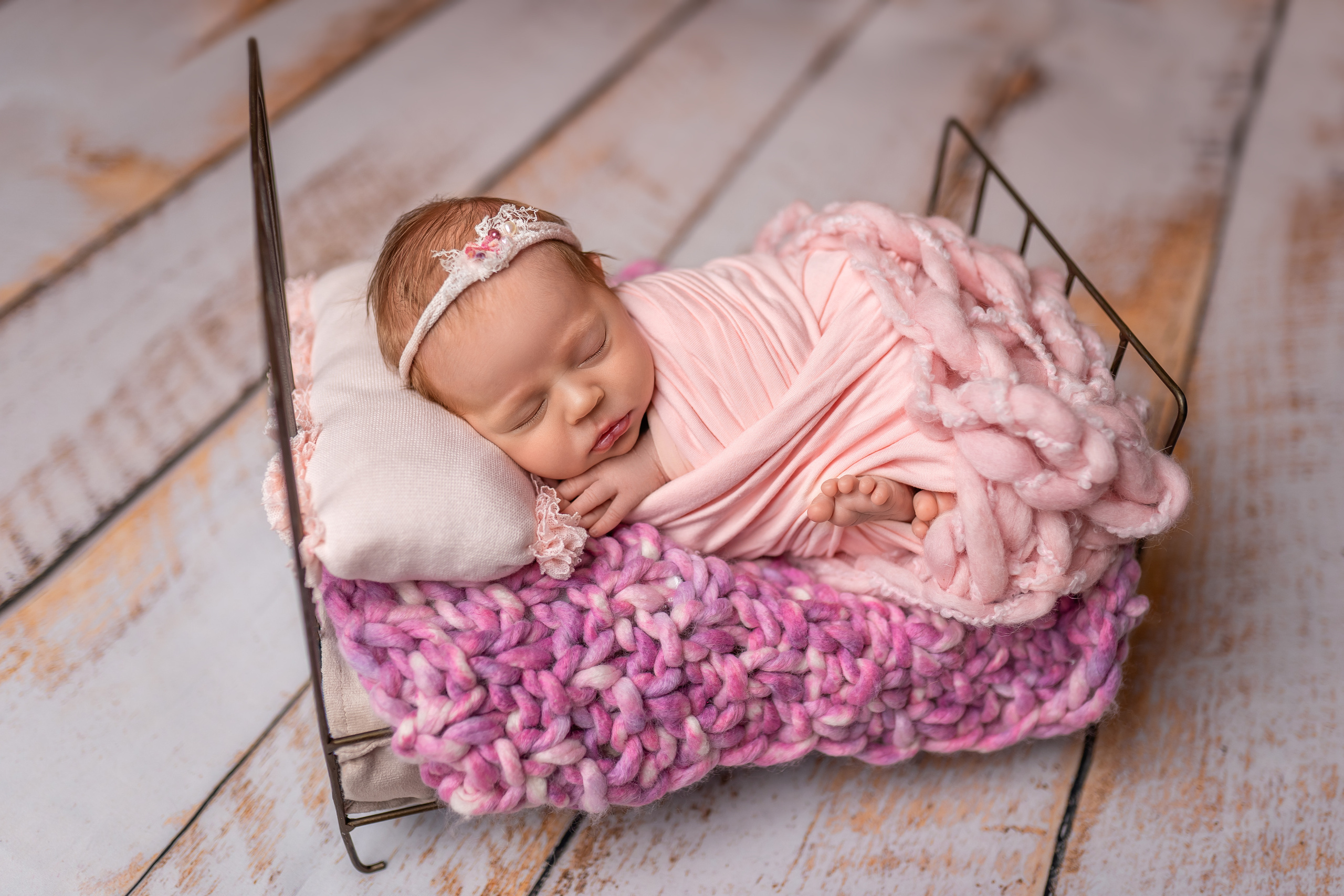 Фотосессия новорожденных в студии: создание профессиональных портретов с искусственным светом.