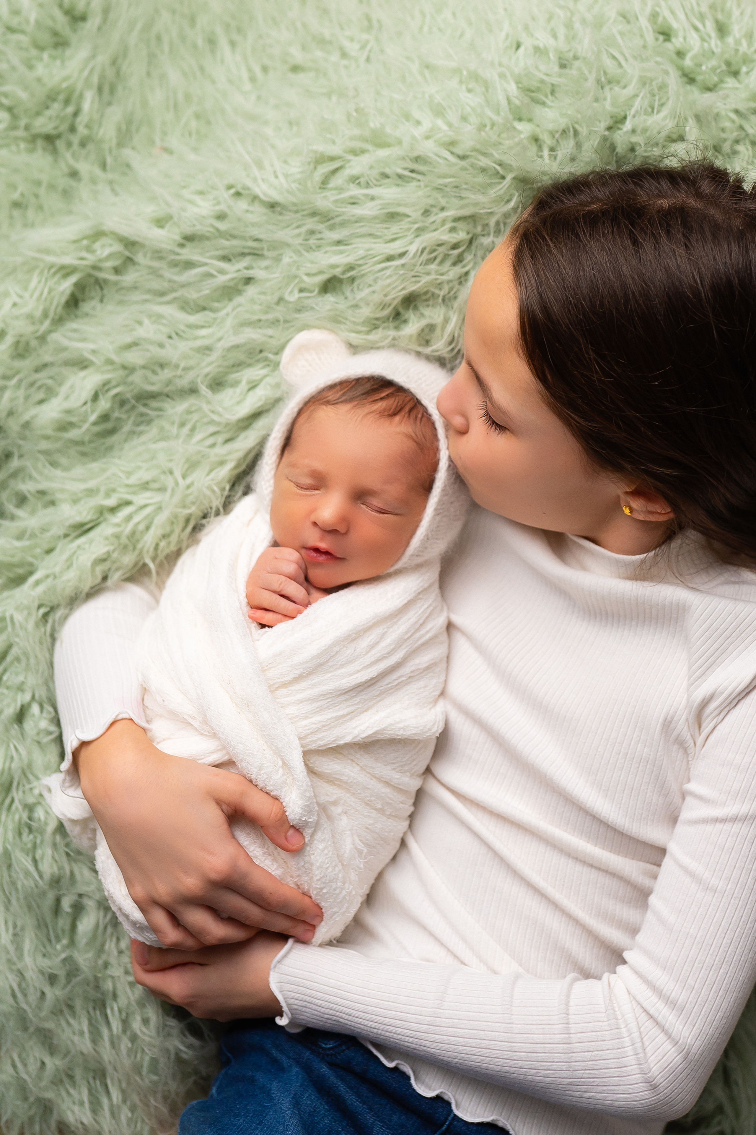  Фотосессия новорожденных в студии: игра света и теней, создающая волшебные портреты.