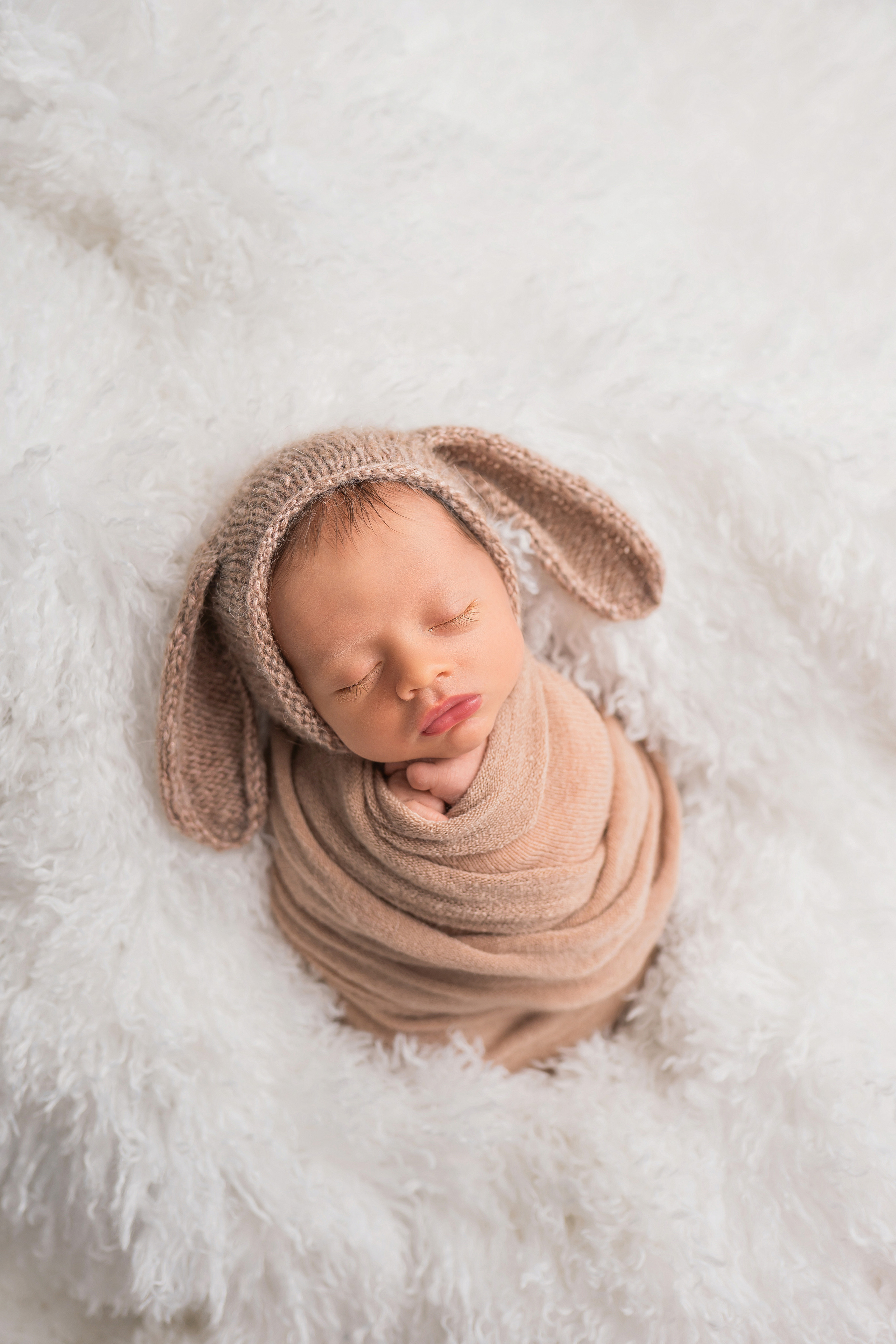 Съемка новорожденных на природе: естественные краски и радость момента