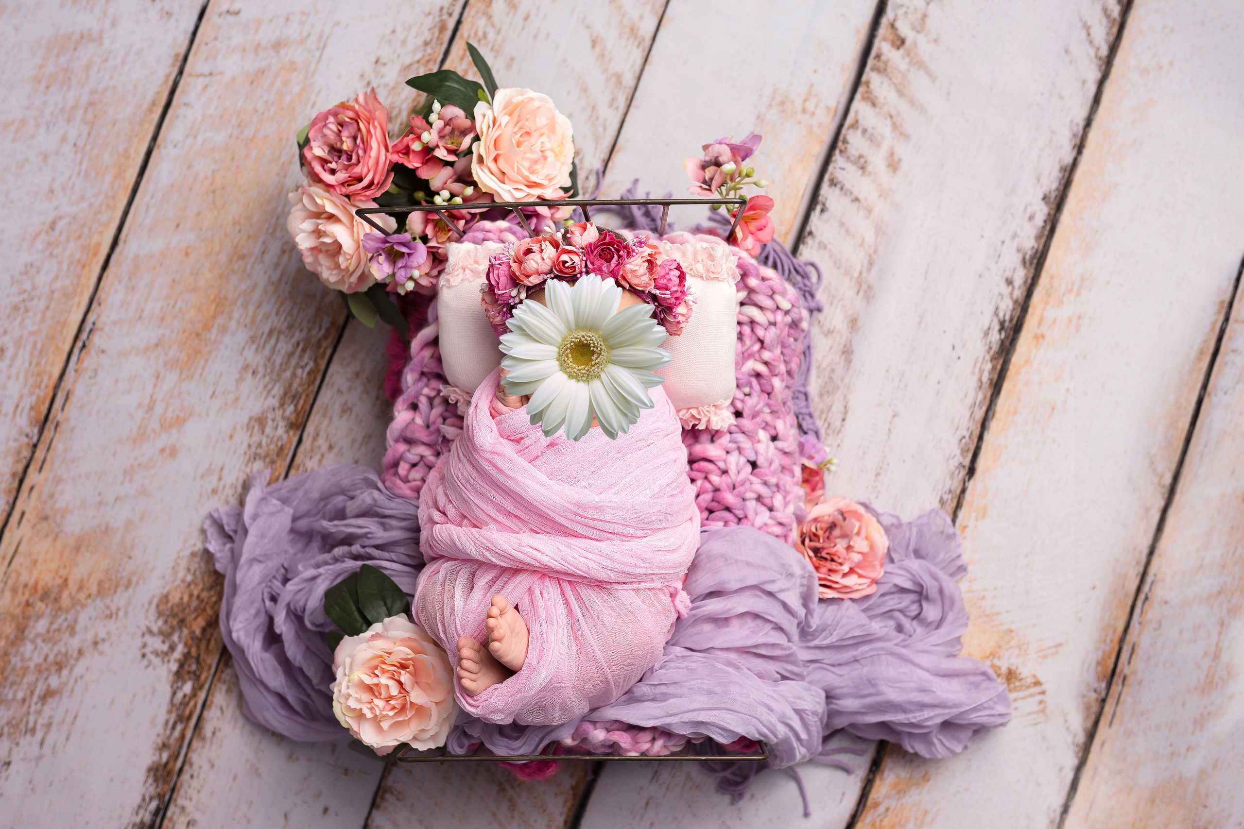 Фотосессия новорожденных в студии: игра света и тени, создающая уникальные портреты.