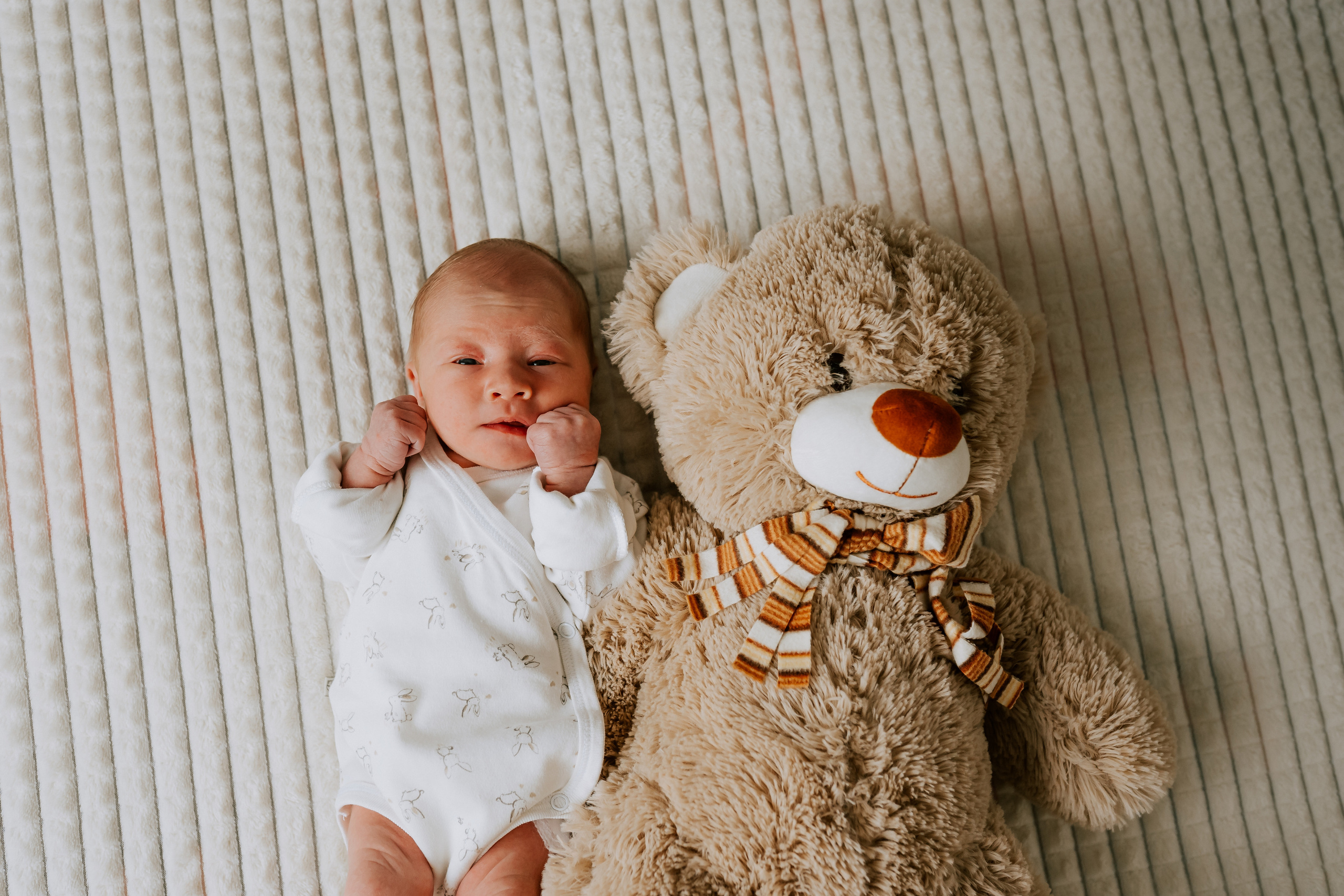 Фотосессия для новорожденных москва: персональные снимки с элементами столичного стиля.