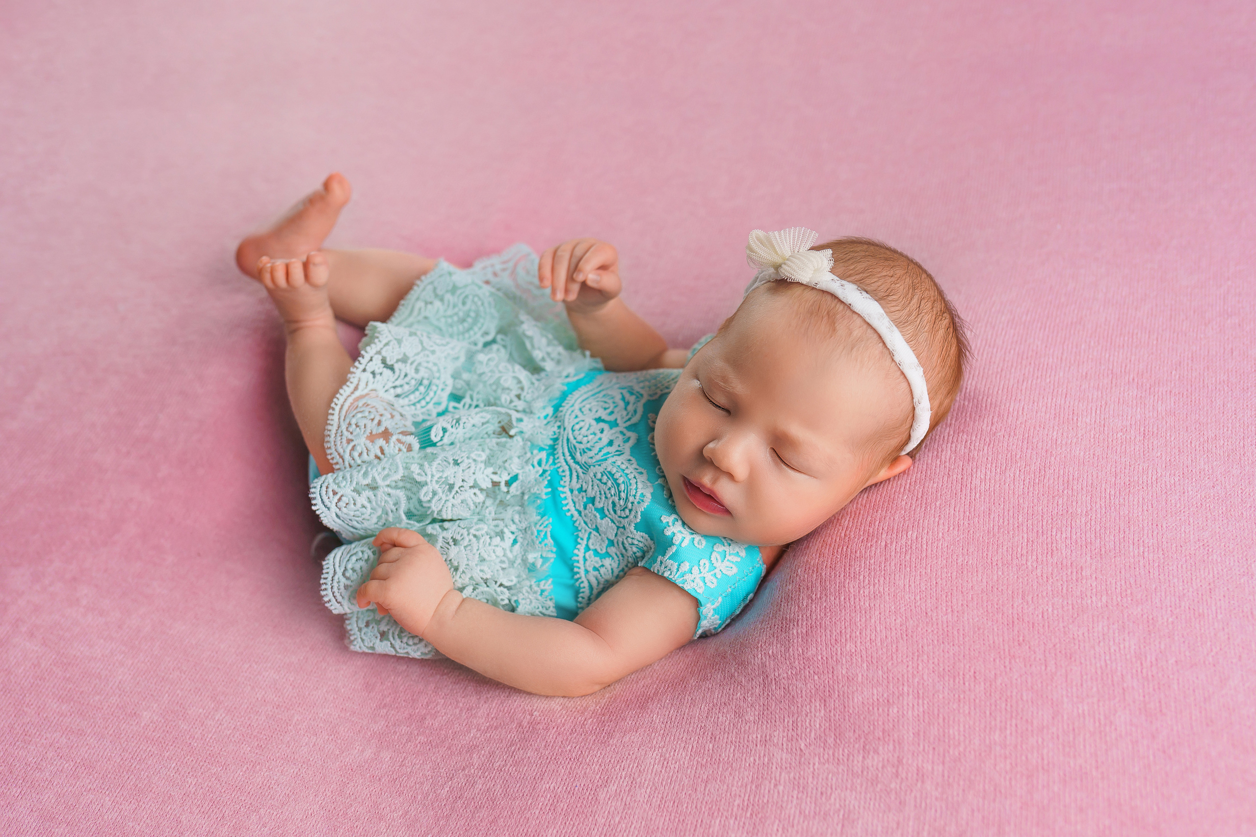 Новорожденные малыши: невинность и чистота на снимках первых дней жизни.