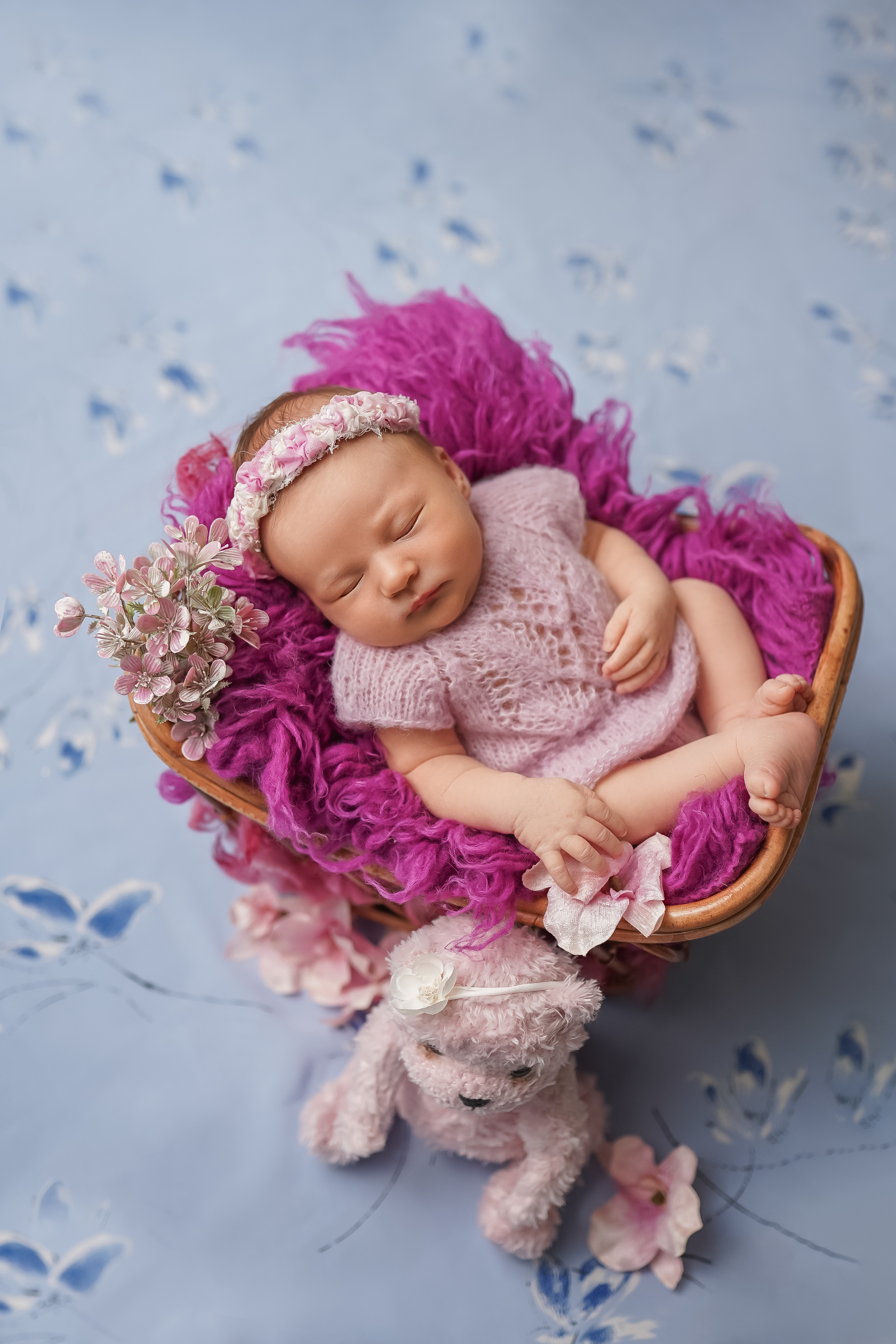 Фотосессия newborn: поймайте магию первых дней жизни в каждом кадре.