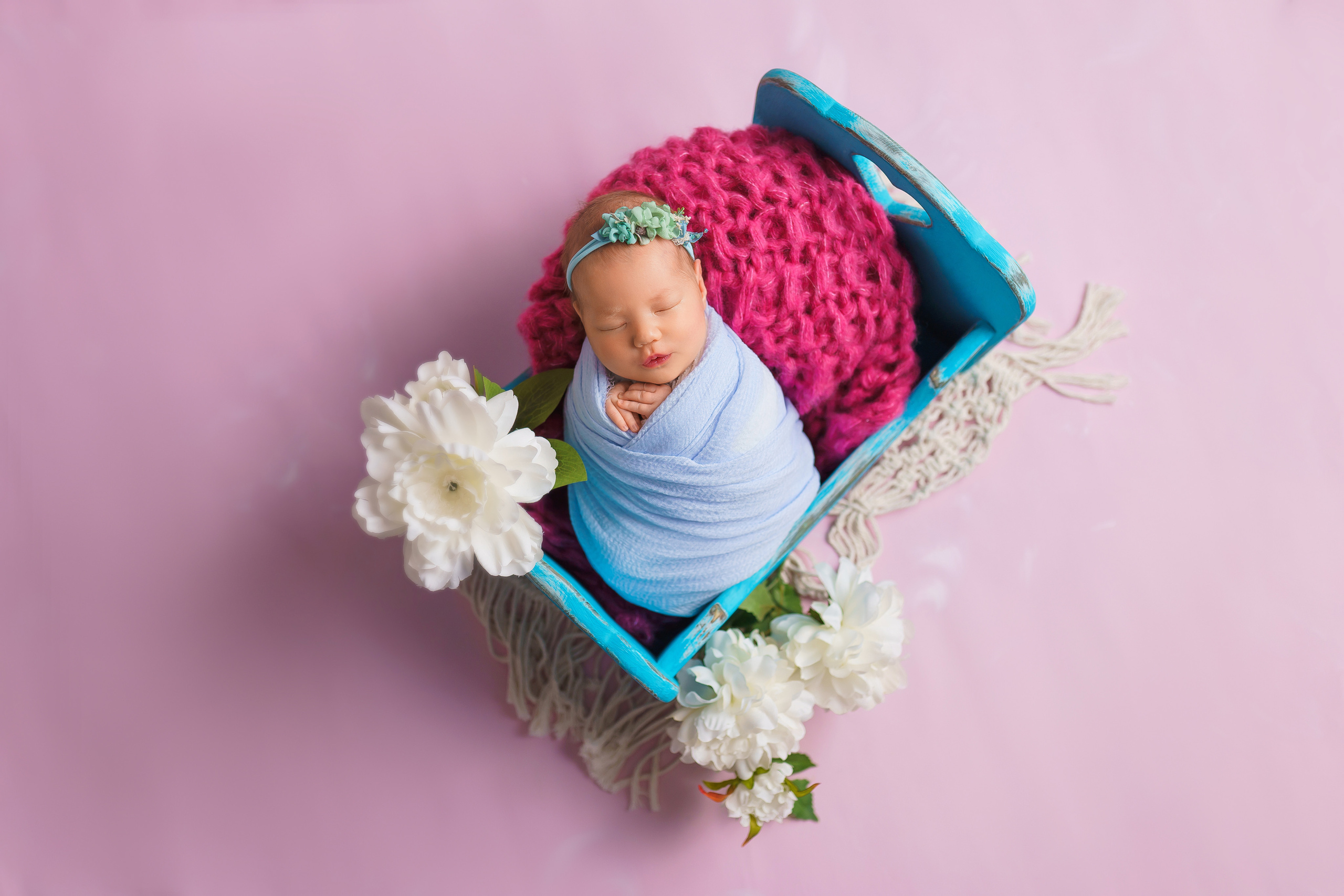 Фотосессия новорожденного дома: уют и беззаветная радость в каждом снимке.