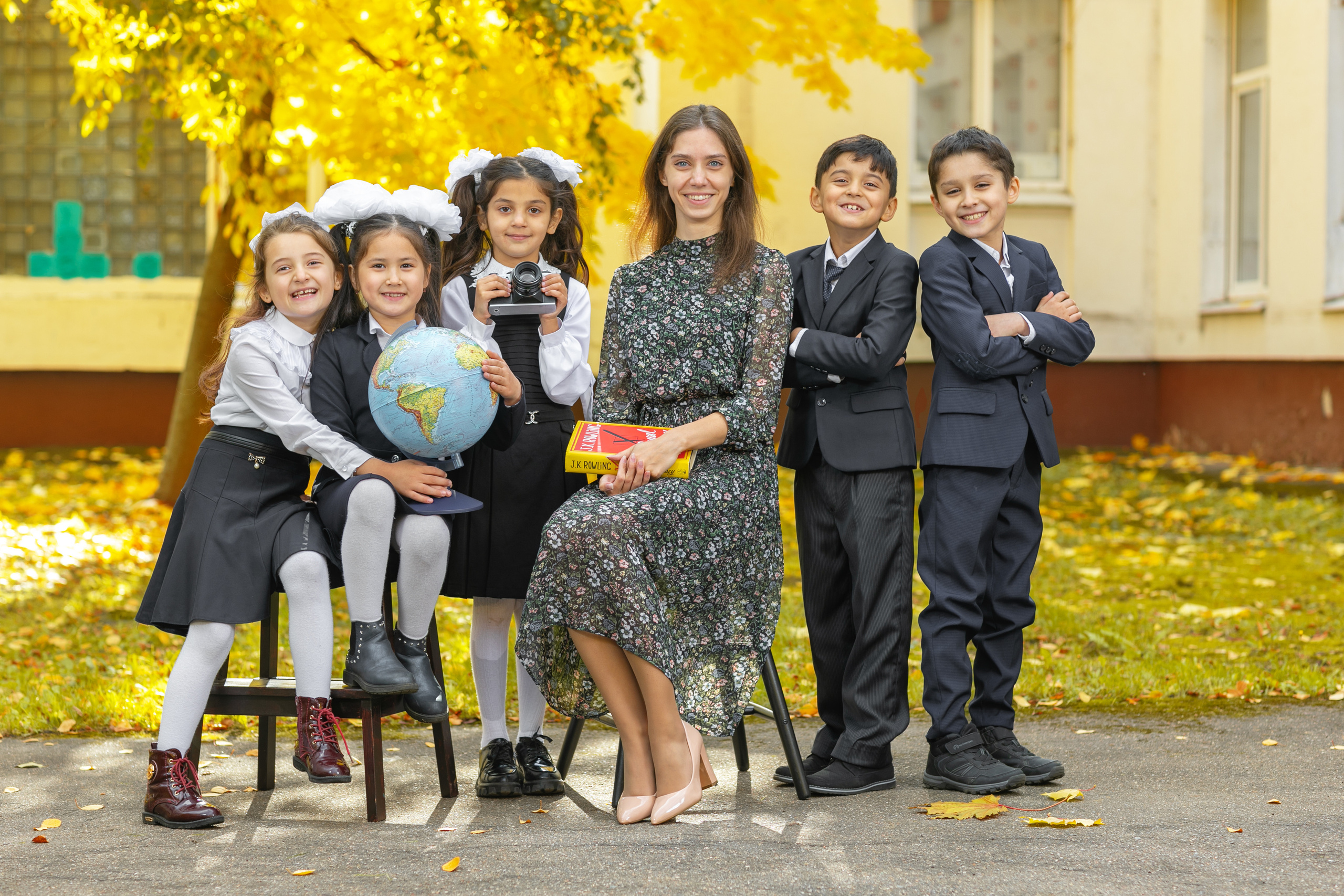 Дети на улице во дворе школы осенью