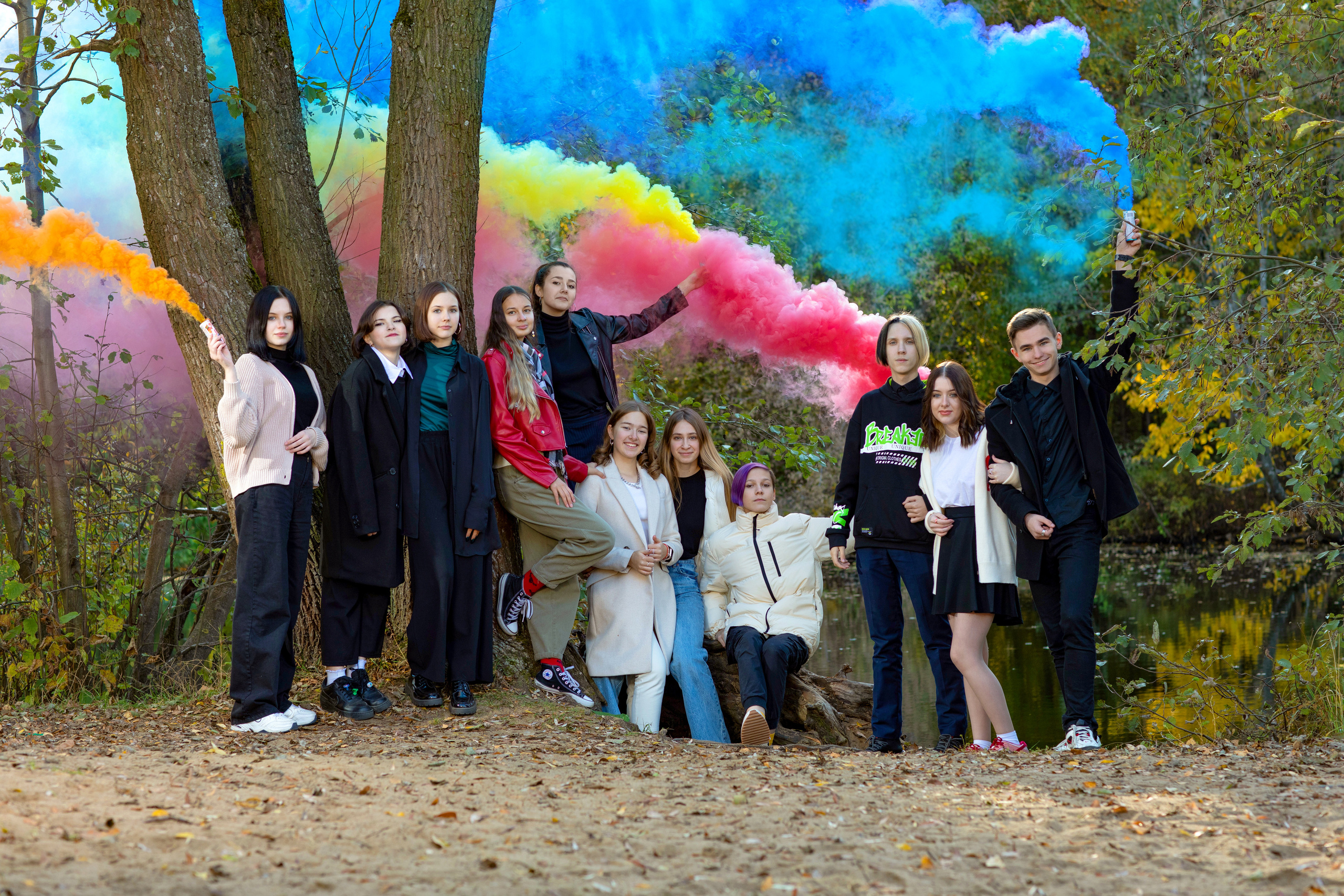 Старшеклассники в Серебряном Бору позируют с цветными дымами