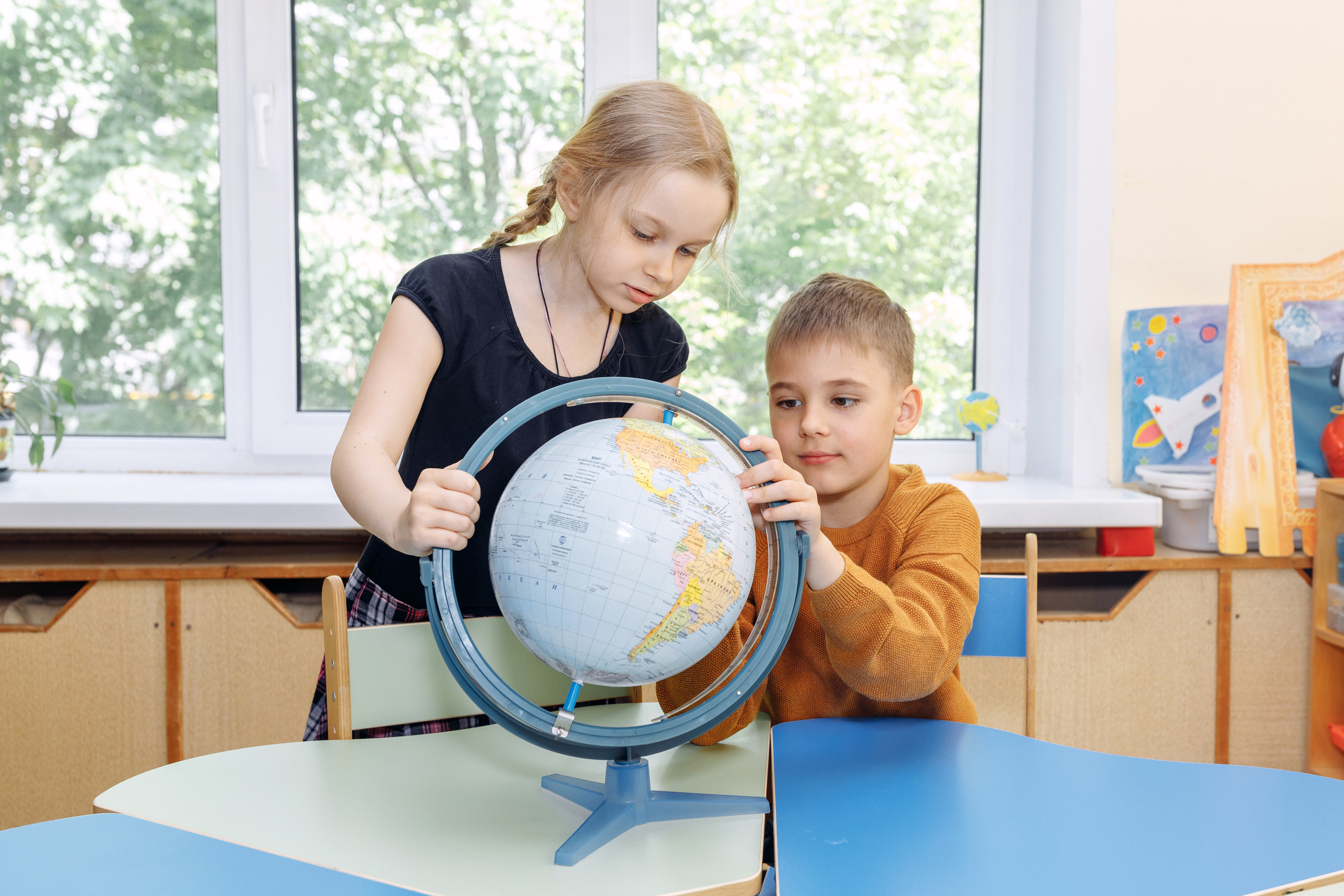 Дети в детском саду изучают глобус