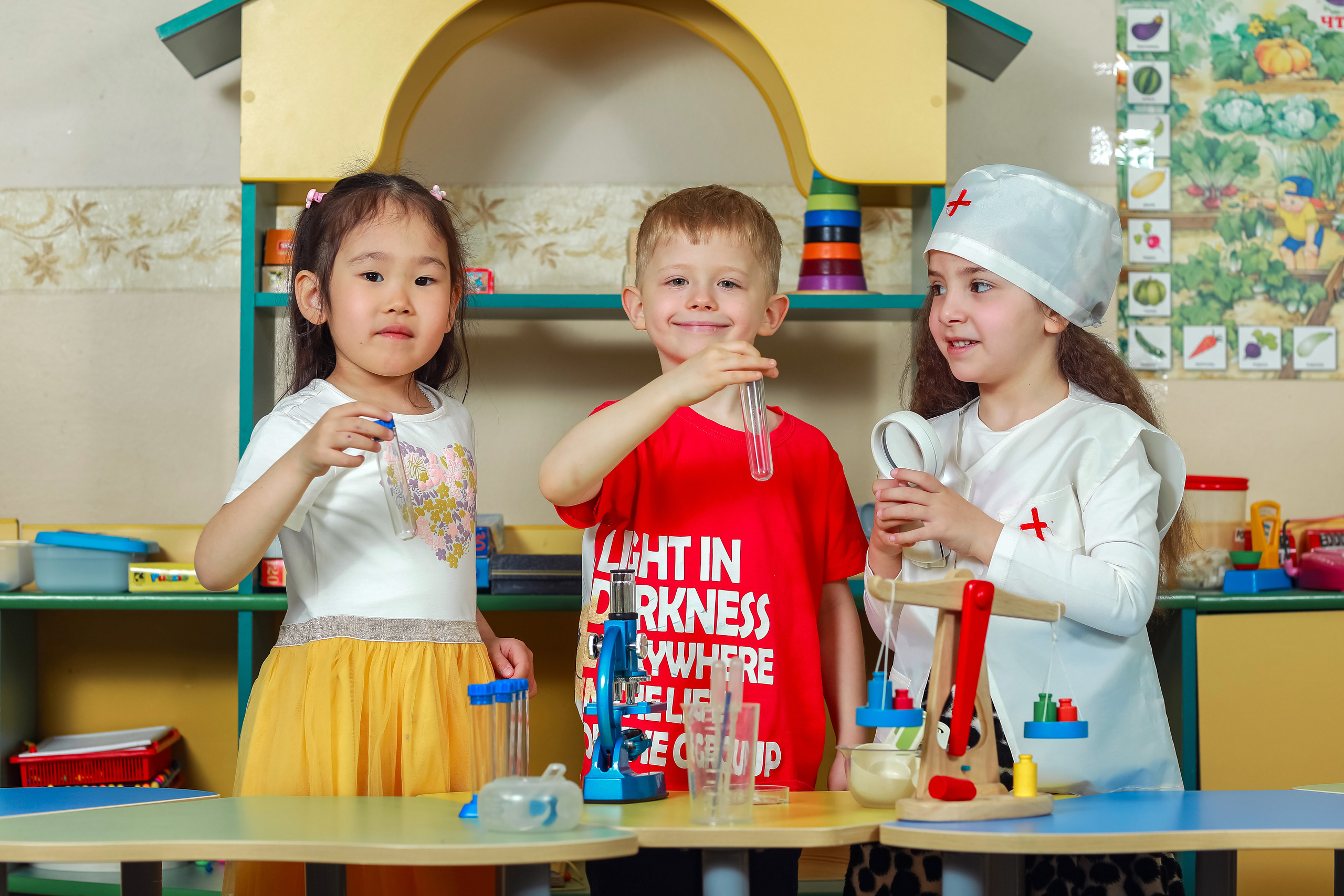 Дети в саду играют в доктора