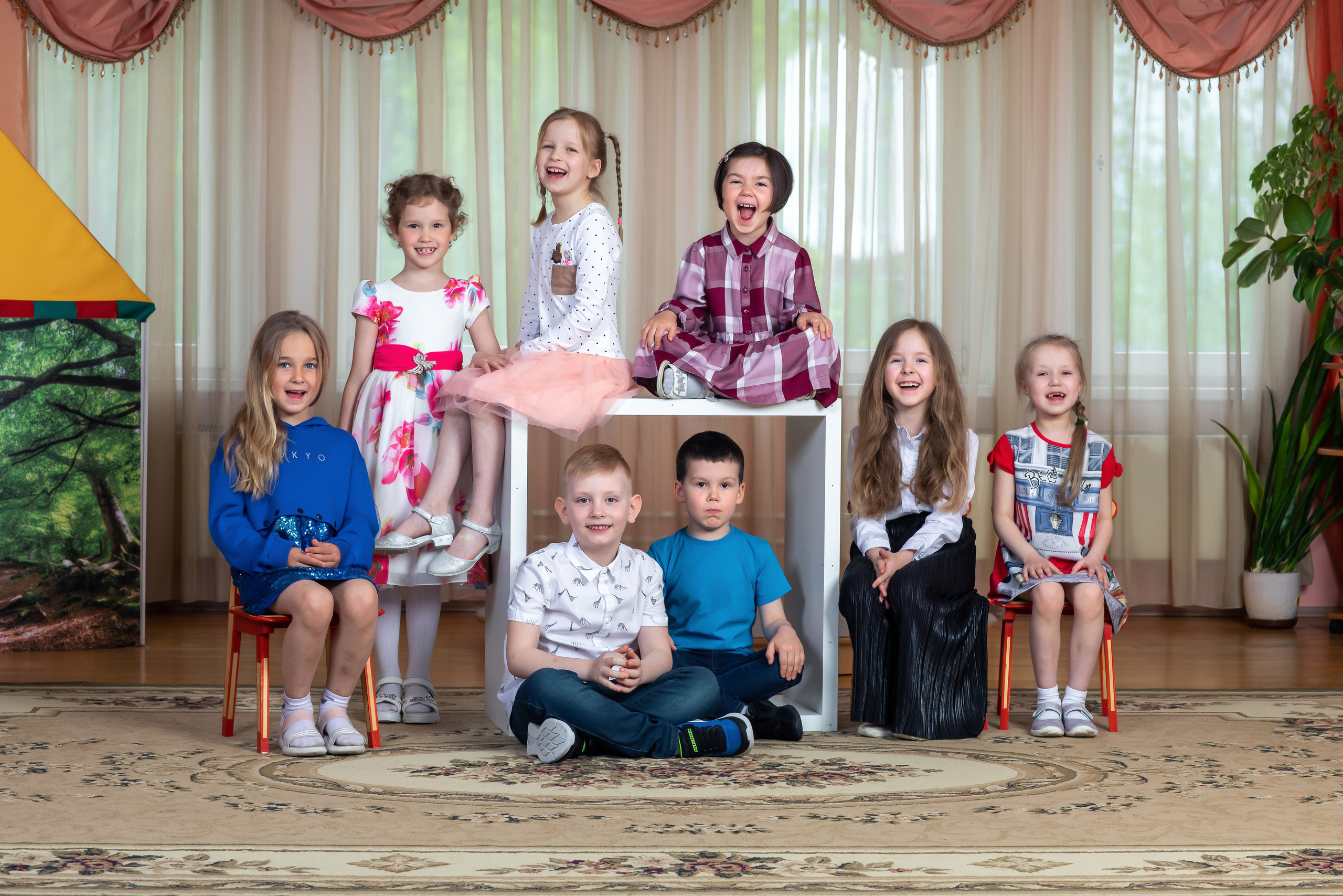 Детский сад. Дети хохочут в группе