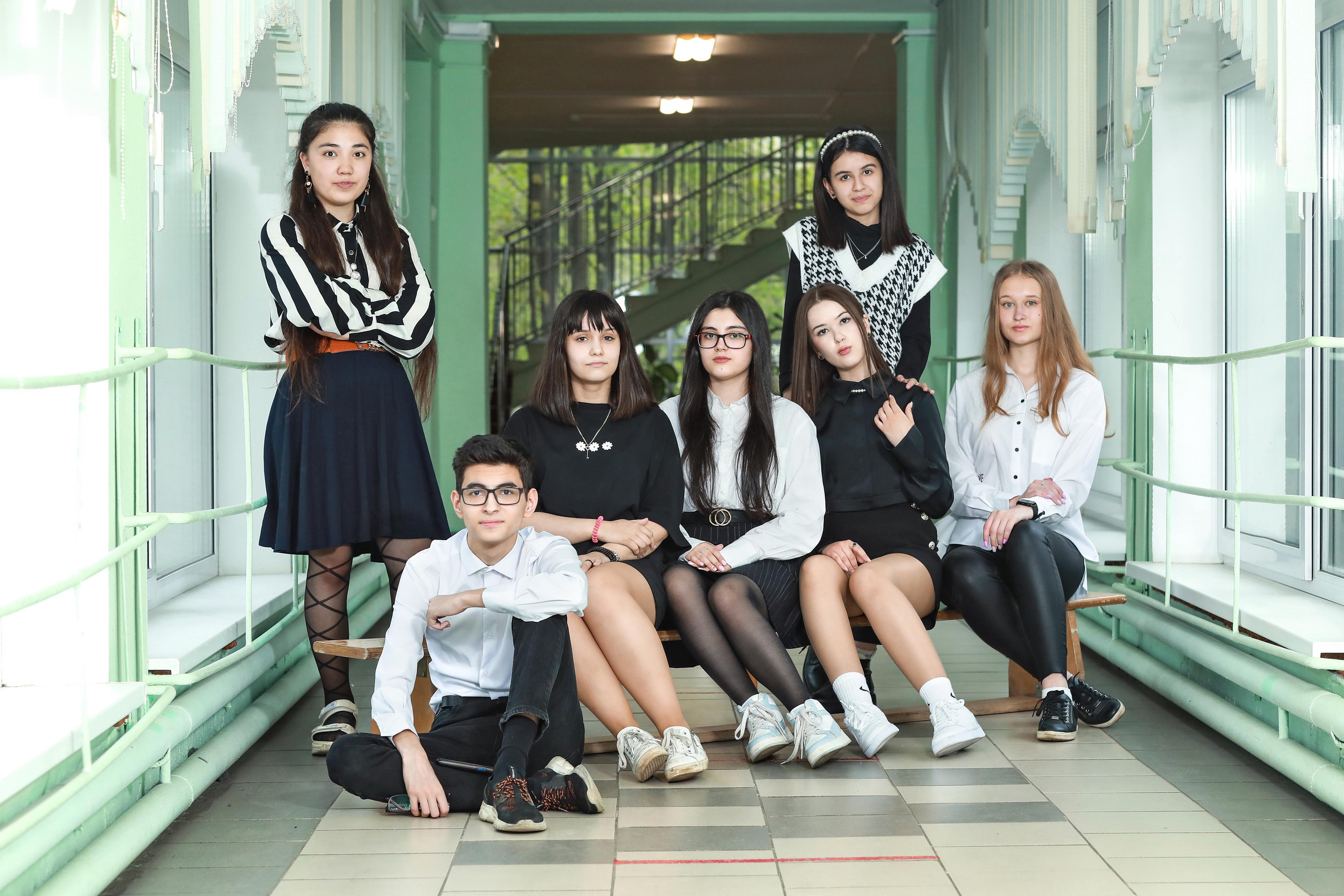 Группа детей к галерее школы