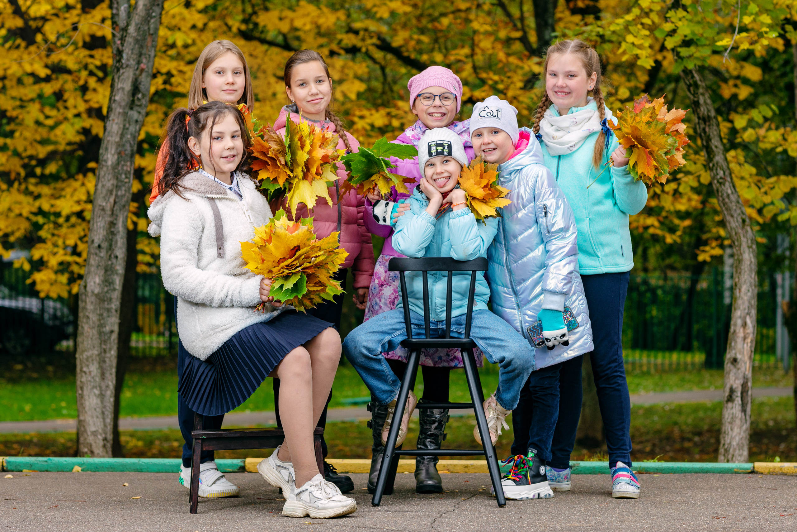 Группа девочек во дворе школы осенью